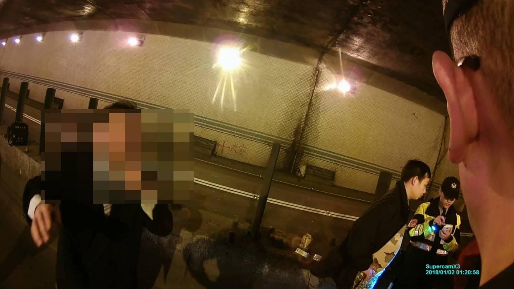 陳姓民眾從後座衝出後下跪向警方討援，大喊自己被綁架了。（翻攝畫面）