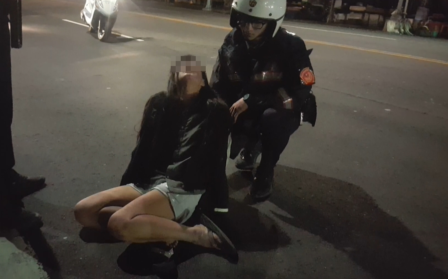 被警方銬著手銬的李女還不斷的哭喊。（警方提供）