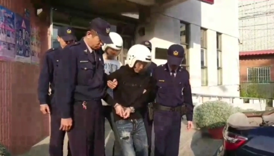 兩男因為被通緝又吸毒見警攔查，心虛開車逃跑，沒想到自撞分隔島，車毀人被逮。（警方提供）