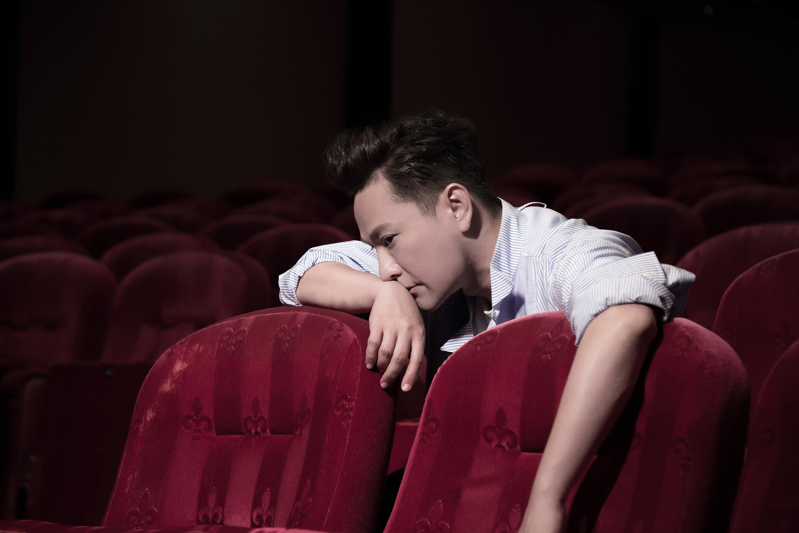 張信哲的新歌〈敘述〉MV在開春正式曝光，描述他的生活寫照。（潮水音樂提供）