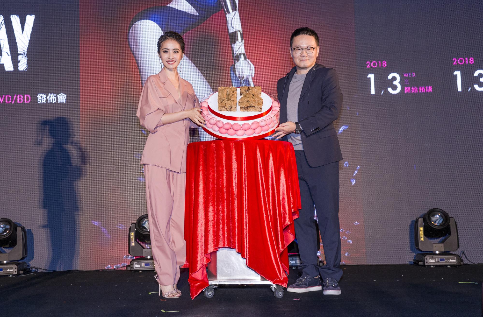 Jolin蔡依林今在台中麗寶樂園為《PLAY演唱會》DVD造勢,右為陳澤杉。(華納提供)