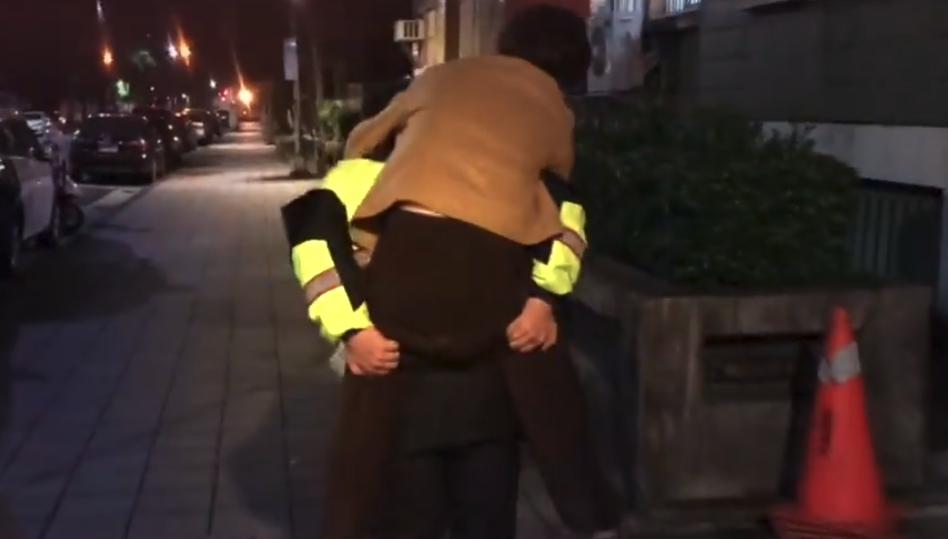 有員警直接背著走失的老人家，並且協助她順利回家。（翻攝臉書）