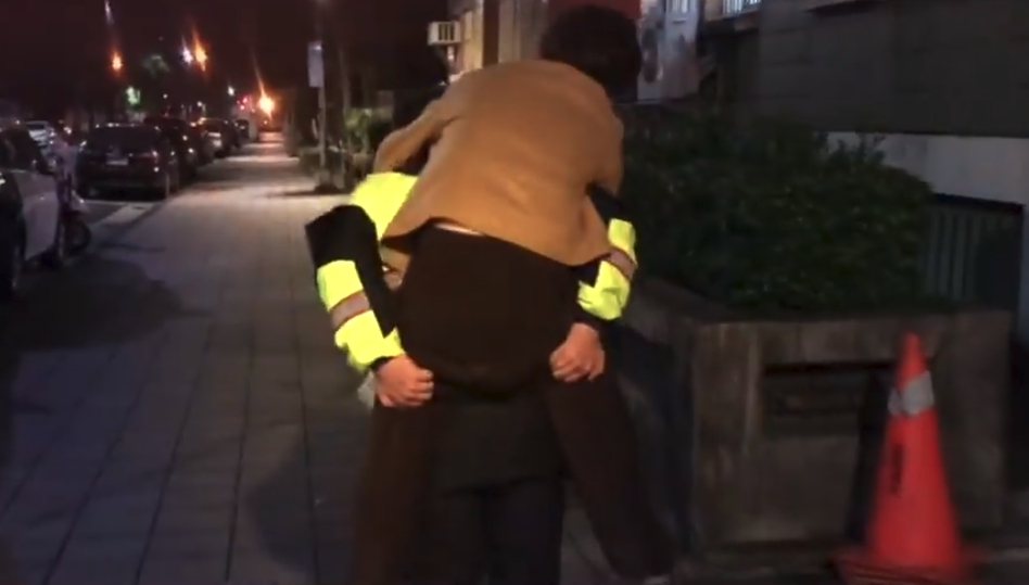 有員警直接背著走失的老人家，並且協助她順利回家。（翻攝臉書）