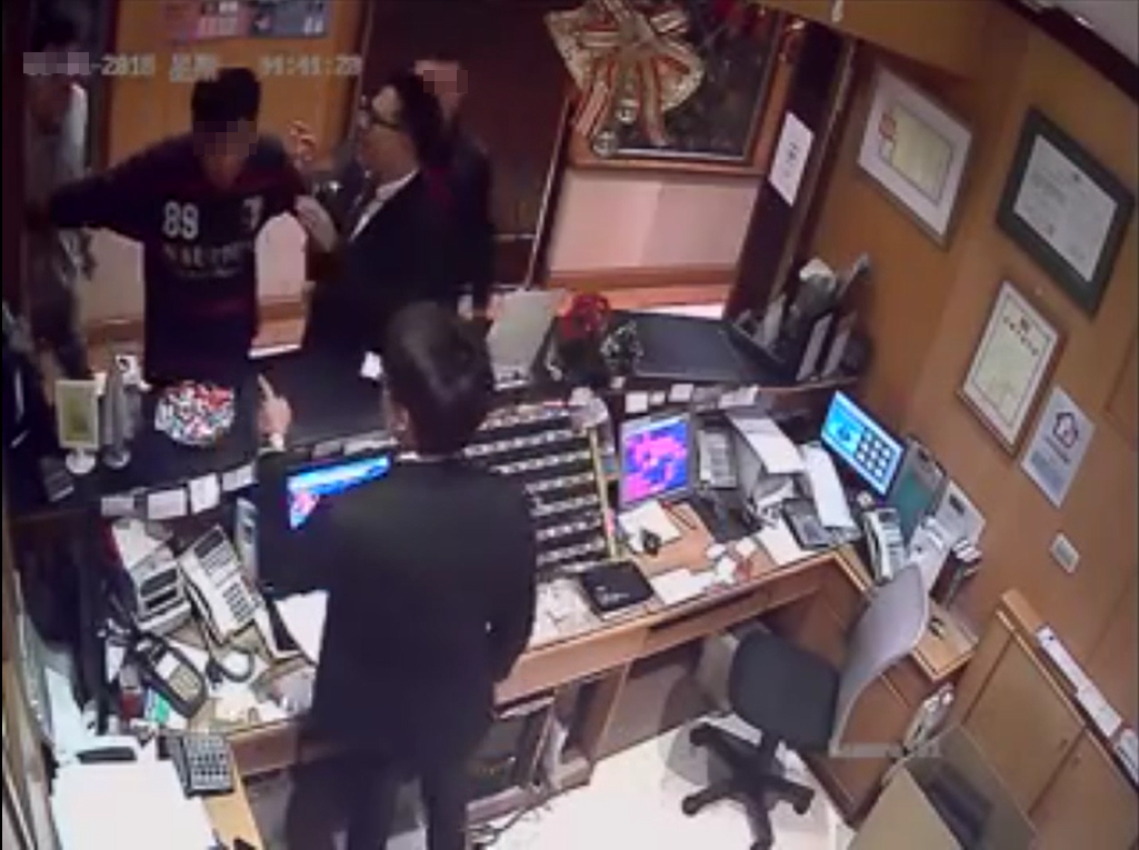 多名年輕人在跨年夜後，想要入住士林星美飯店休未果，卻持店內物品怒砸玻璃門。（警方提供）