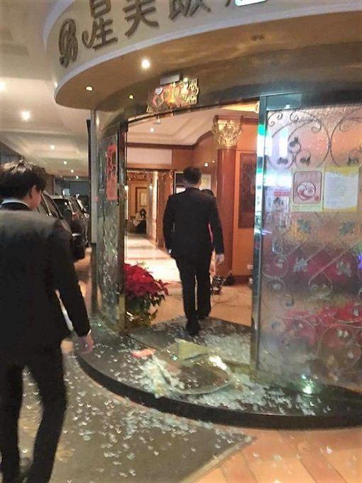 星美飯店內碎裂一地的玻璃門。(警方提供)