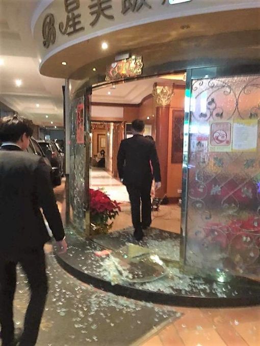 星美飯店內碎裂一地的玻璃門。(警方提供)