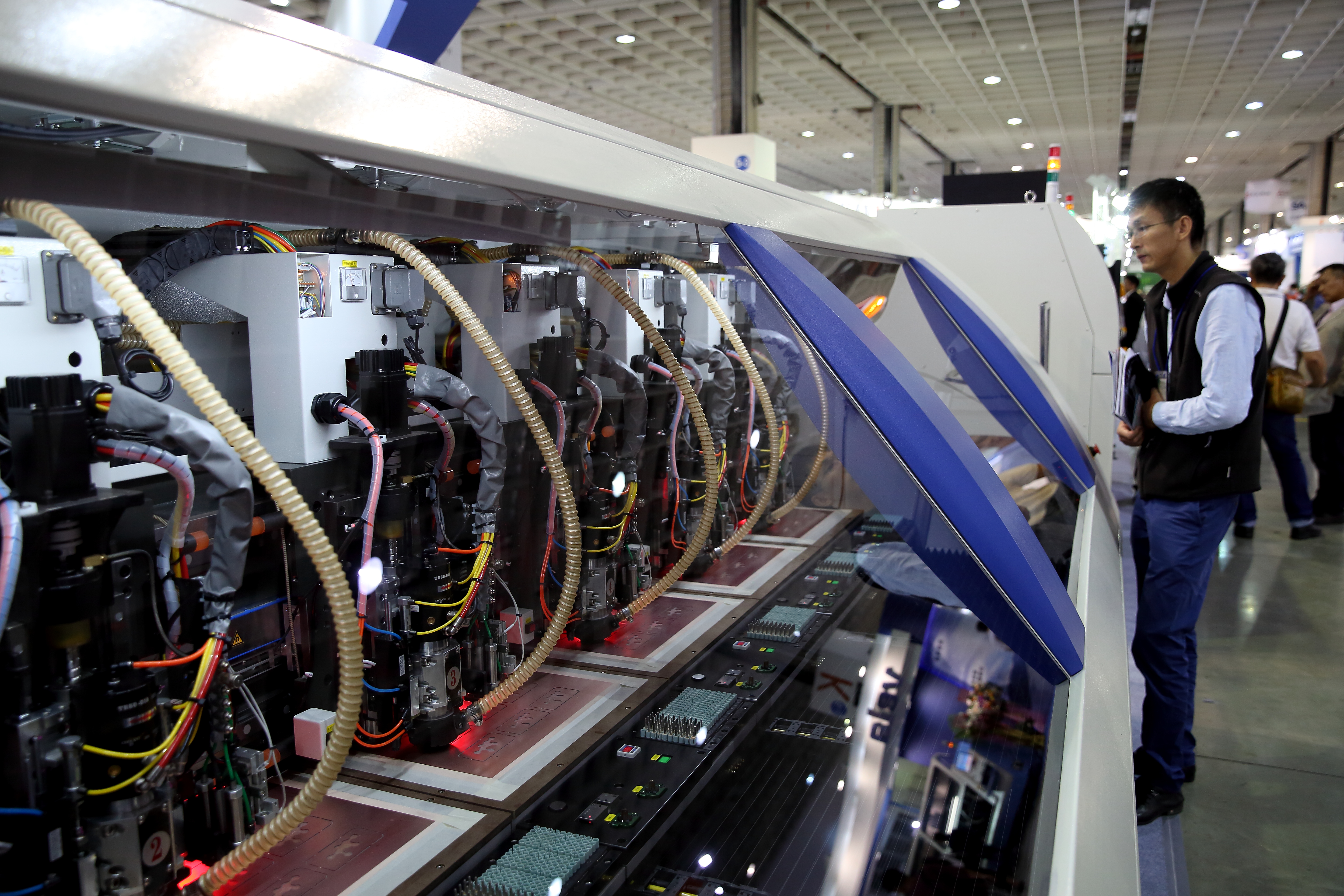 去年上半年張真卿發現PCB產業表現不錯，往上游原料玻纖紗尋找受惠廠商，並從財報發掘業績成長股富喬。