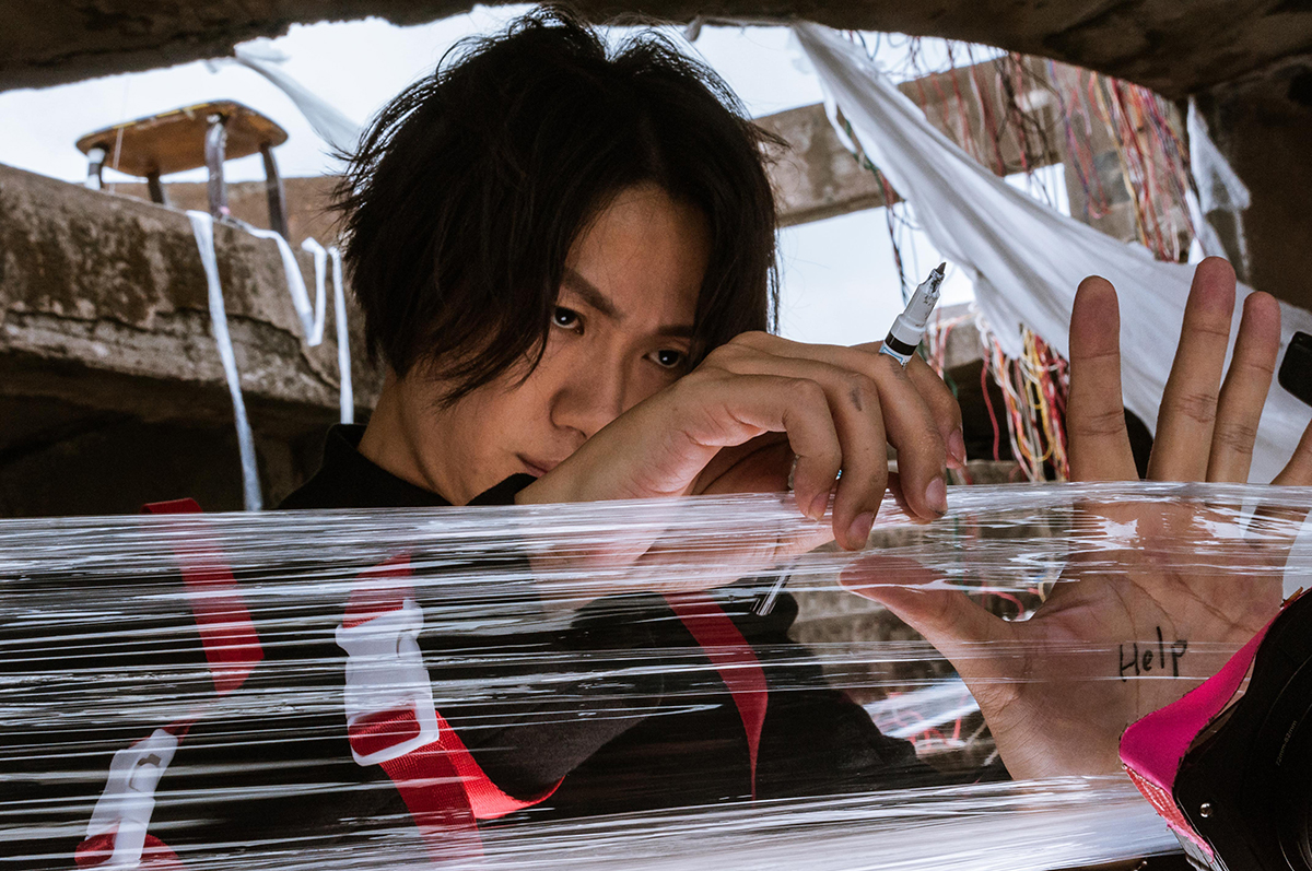 黃少谷的〈未來〉MV用大量保鮮膜及電線打造末日氣氛。（喜歡音樂提供）