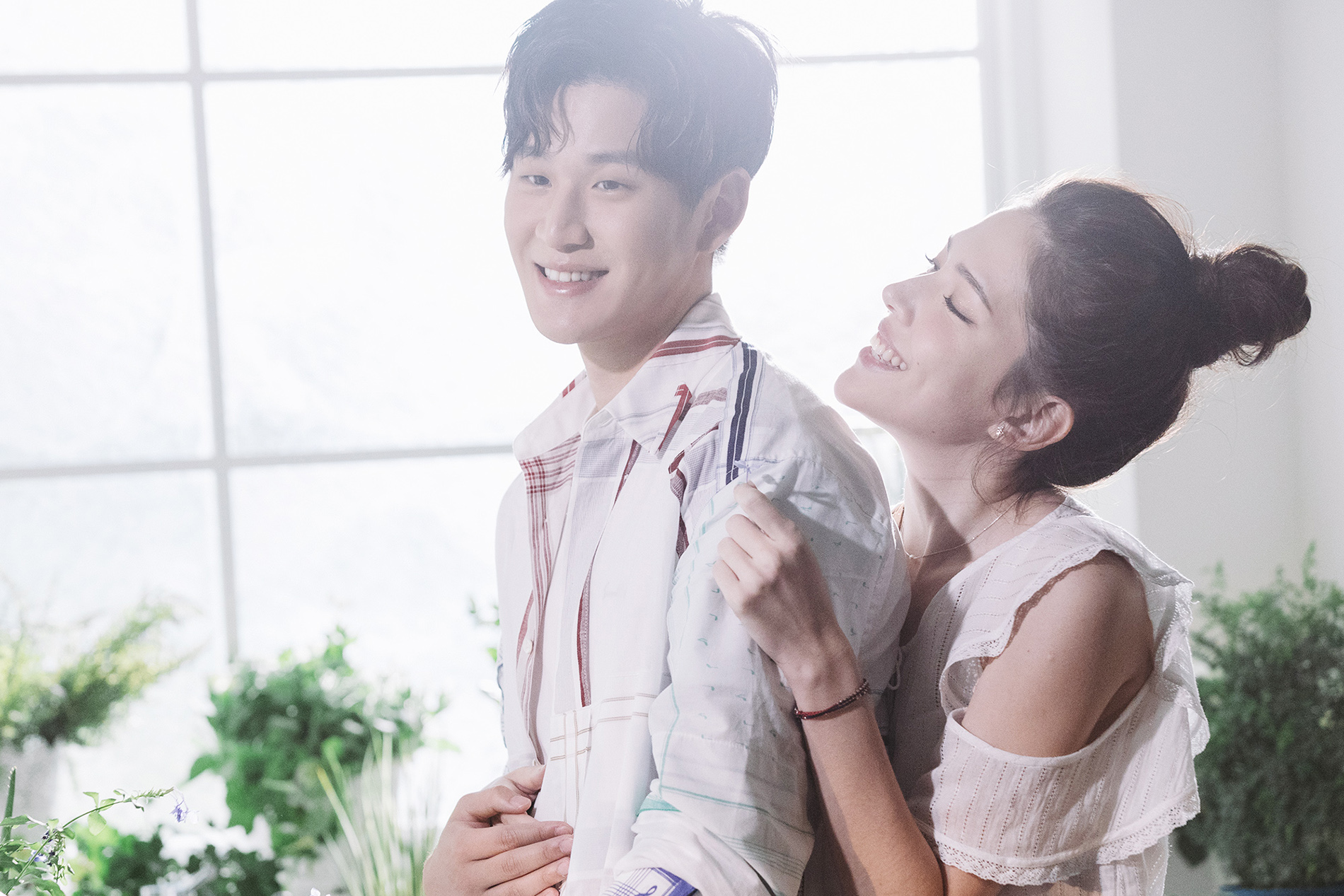 許瑋甯與周興哲合拍〈黏黏〉MV，鏡頭前扮情侶甜蜜互動，鏡頭後卻把他當兒子。（索尼音樂提供）