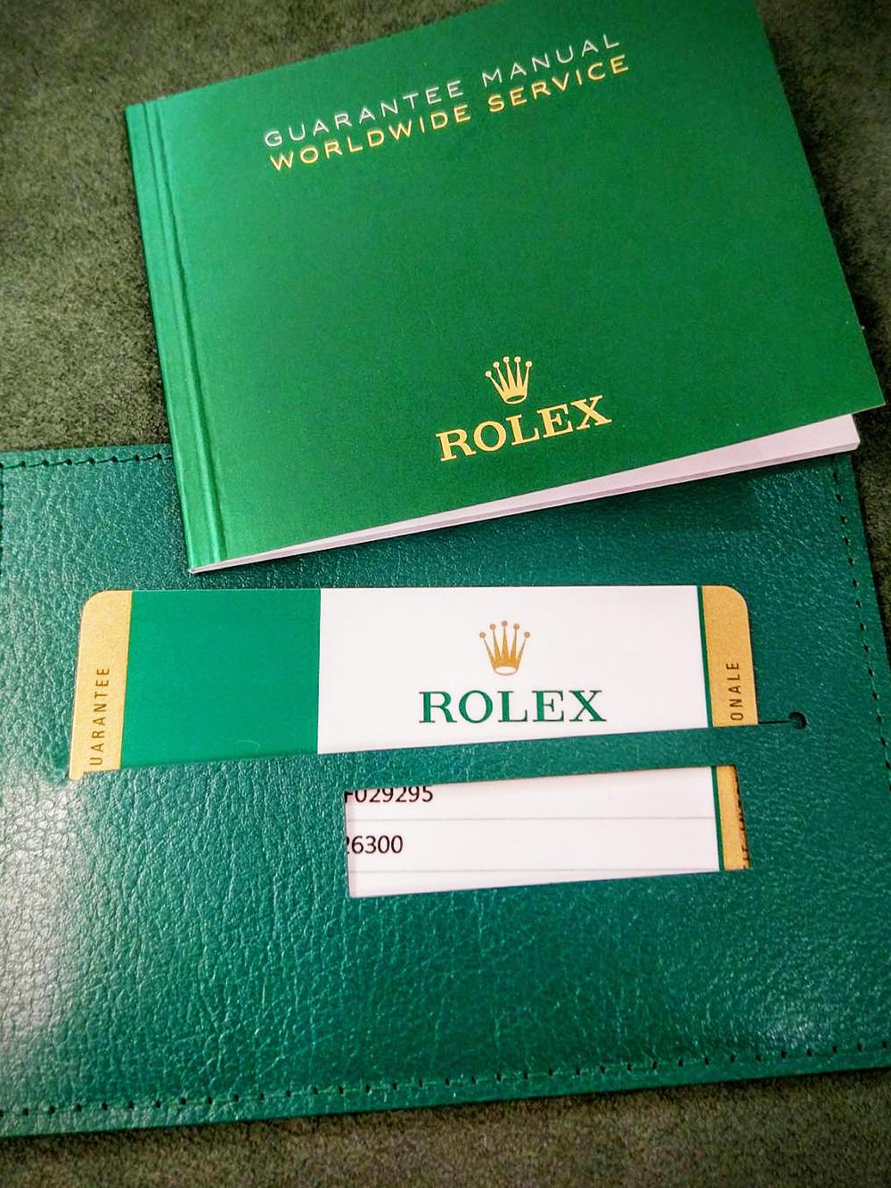 買新錶保卡一定要有，否則不但會失去5年全球保固權益，轉售價值也大大縮水！請千萬記得ROLEX保卡可不像身分證遺失可以補發，一錶一卡、完全沒有補救機會。保卡會裝在保卡套中，同時附上一本多國語言保固手冊，這兩項有時二手錶或水貨商不會附上，但因沒有腕錶序號，是可以事後花錢購買的。