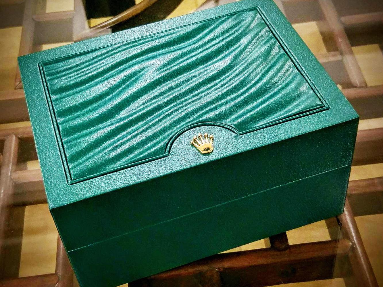 綠色合成皮錶盒。現行ROLEX錶無論款式，錶盒幾乎都跟圖中的一模一樣，很少有例外，頂多大小有別。