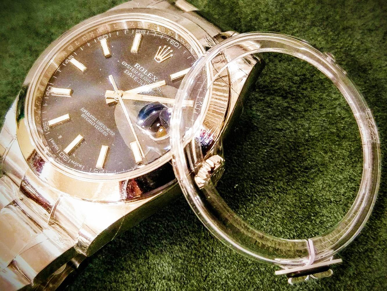 可保護錶圈的塑膠蓋，僅部分錶款提供。例如筆者曾購買Milgauss 116400，新錶出廠便無膠蓋，拋光錶圈部分僅以貼膜處理。