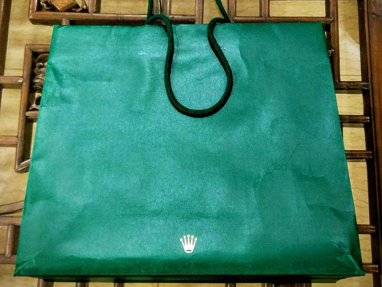 素雅的ROLEX紙袋，光是那精緻的小皇冠讓勞迷口水直流啦！不過不是每家錶店都有喔，通常只會出現在品牌專賣店或規模較大的AD店。