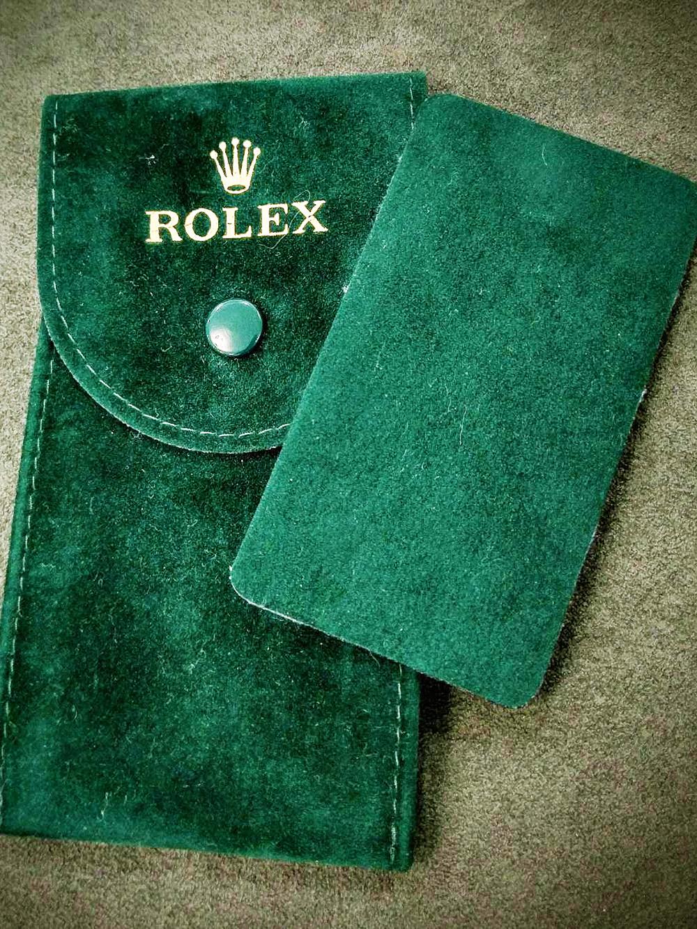 ROLEX原廠絨布錶套，剛好可放入單只腕錶，方形襯墊可防止錶帶與底蓋互相摩擦。此物甚少出現在國內AD店，通常僅在部分歐美國家的AD購錶方能獲贈。沒拿到也沒關係，3～5年後愛錶需要保養時，送回ROLEX服務中心（RSC）洗油便會隨錶附贈了。Yahoo拍賣偶能找到玩家販售，行情約1000～1500元。