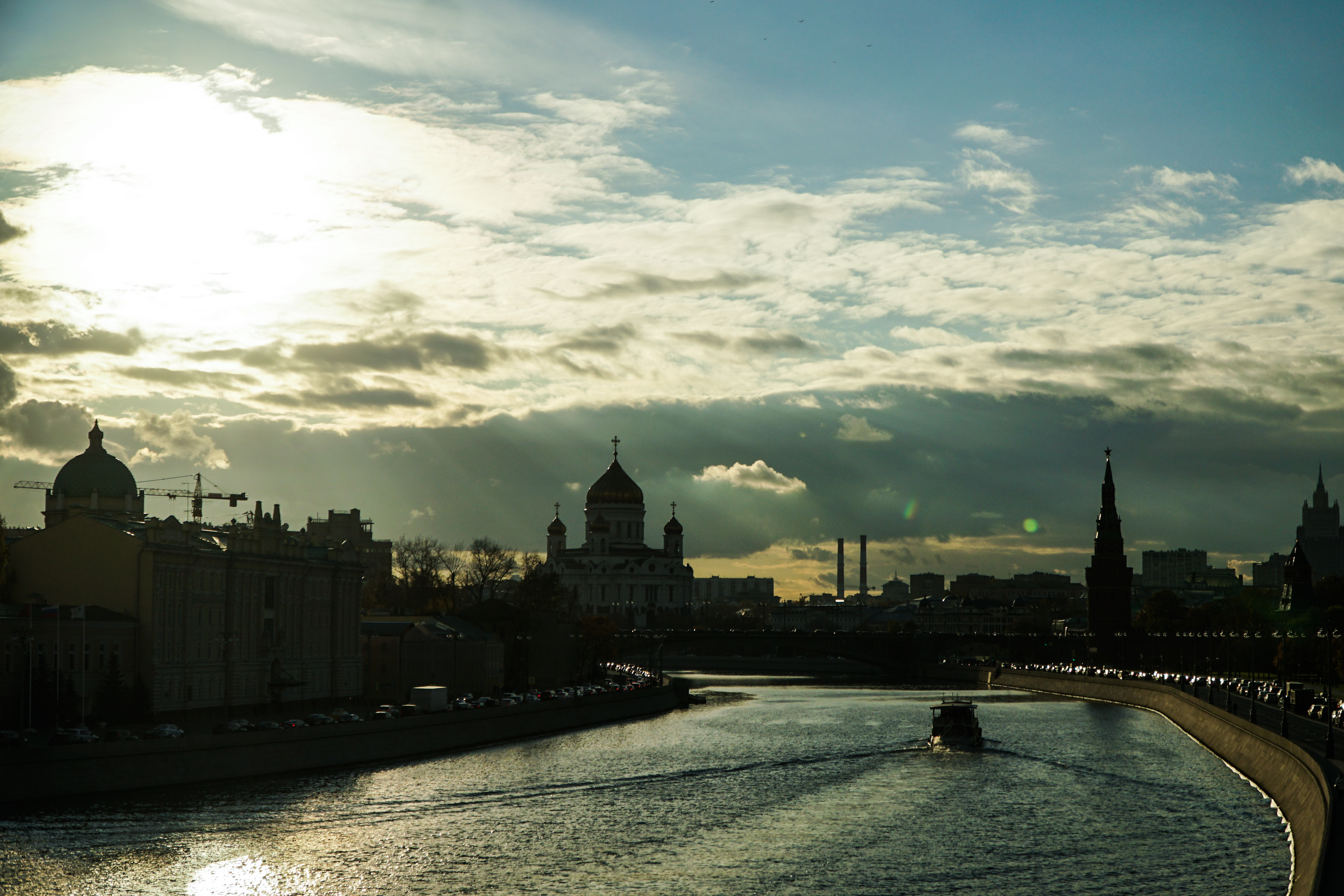 從莫斯科河上眺望基督救世主主教座堂。