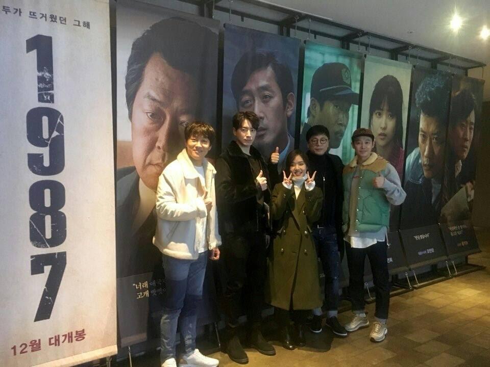 車太鉉(左起)、李浚赫、金香起、金容華導演、金東昱在《1987:黎明到來的那一天》海報前大方比讚,互相為對方加油打氣。(翻攝自LOTTE娛樂臉書)