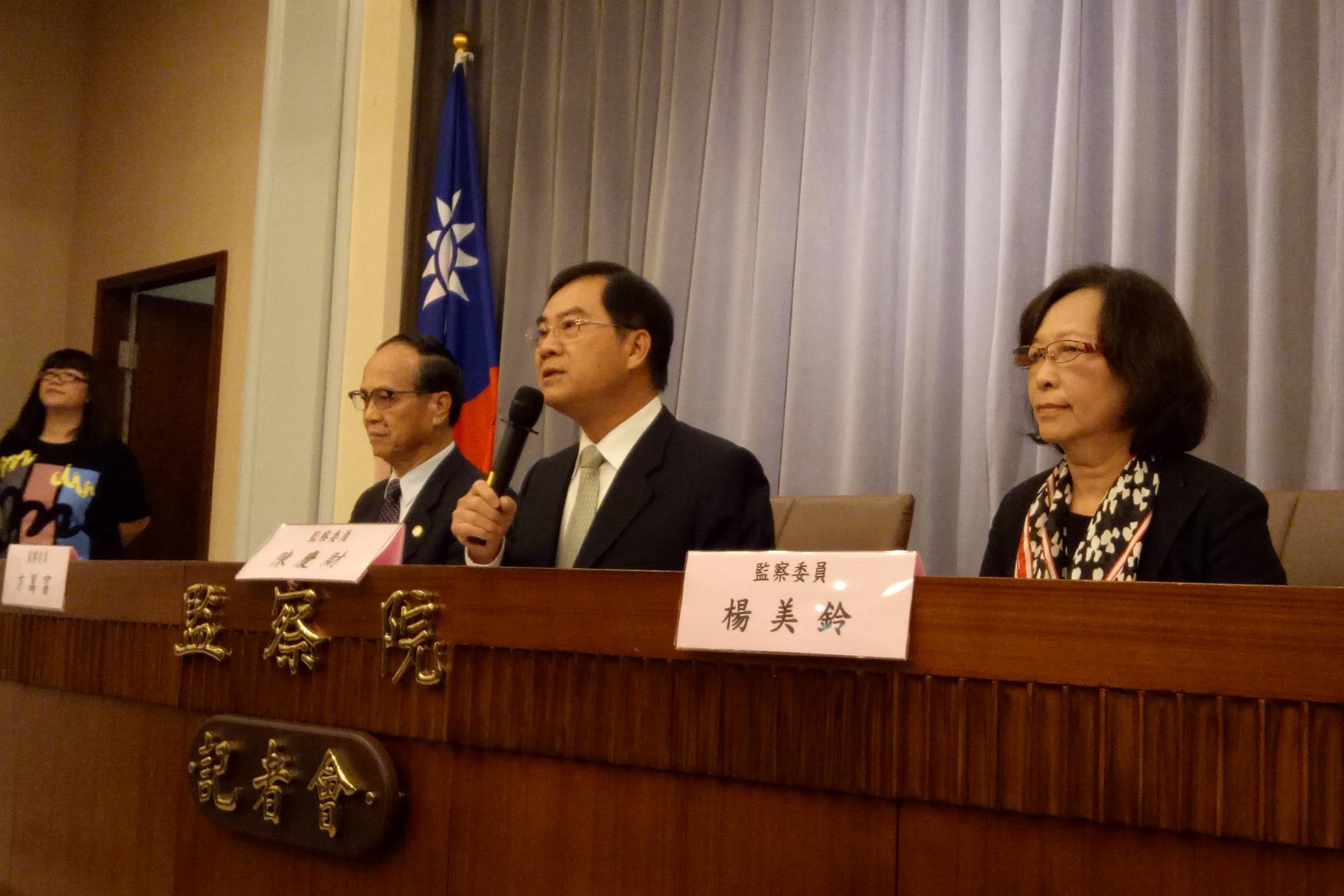 監委楊美鈴（右起）、陳慶財、方萬富針對一例一休修法糾正行政院、勞動部。