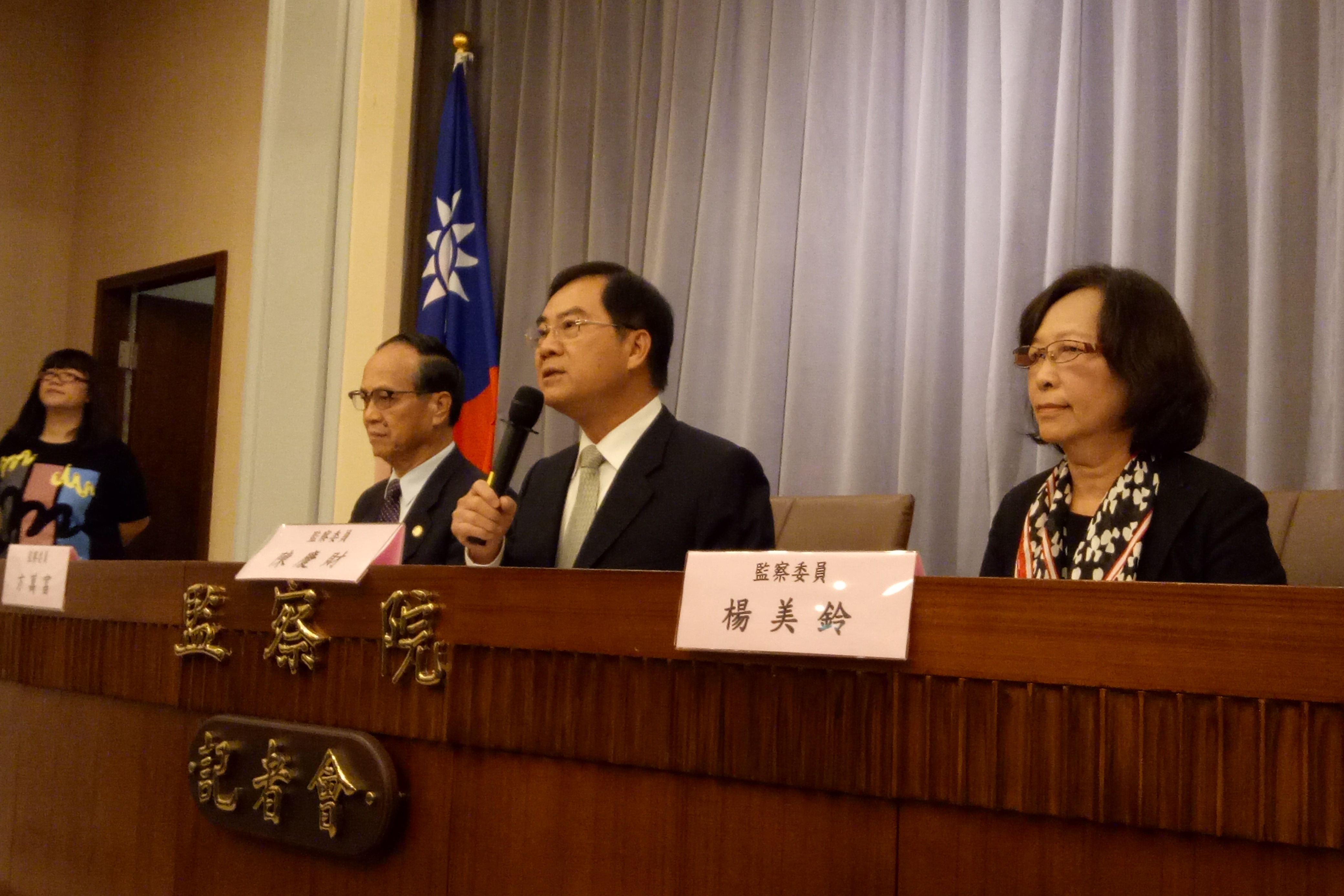 監委楊美鈴（右起）、陳慶財、方萬富針對一例一休修法糾正行政院、勞動部。