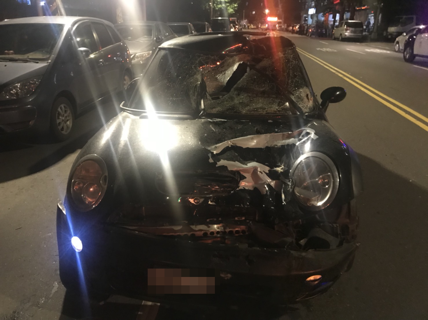 李嫌的汽車車頭幾乎全毀，能想見當時撞擊力道之大。（翻攝畫面）