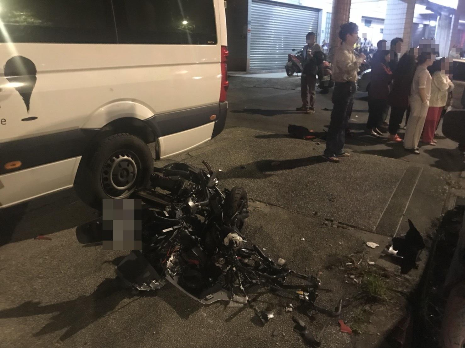 李嫌酒後駕車，林男的機車被撞成廢鐵。（翻攝畫面）