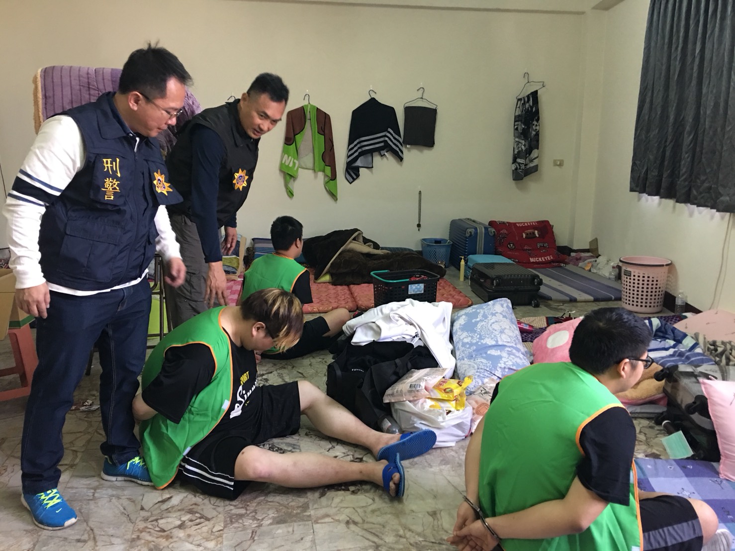 高市警動用71名優勢警力徹夜北上台中,就為破獲詐騙集團,展現查緝決心。