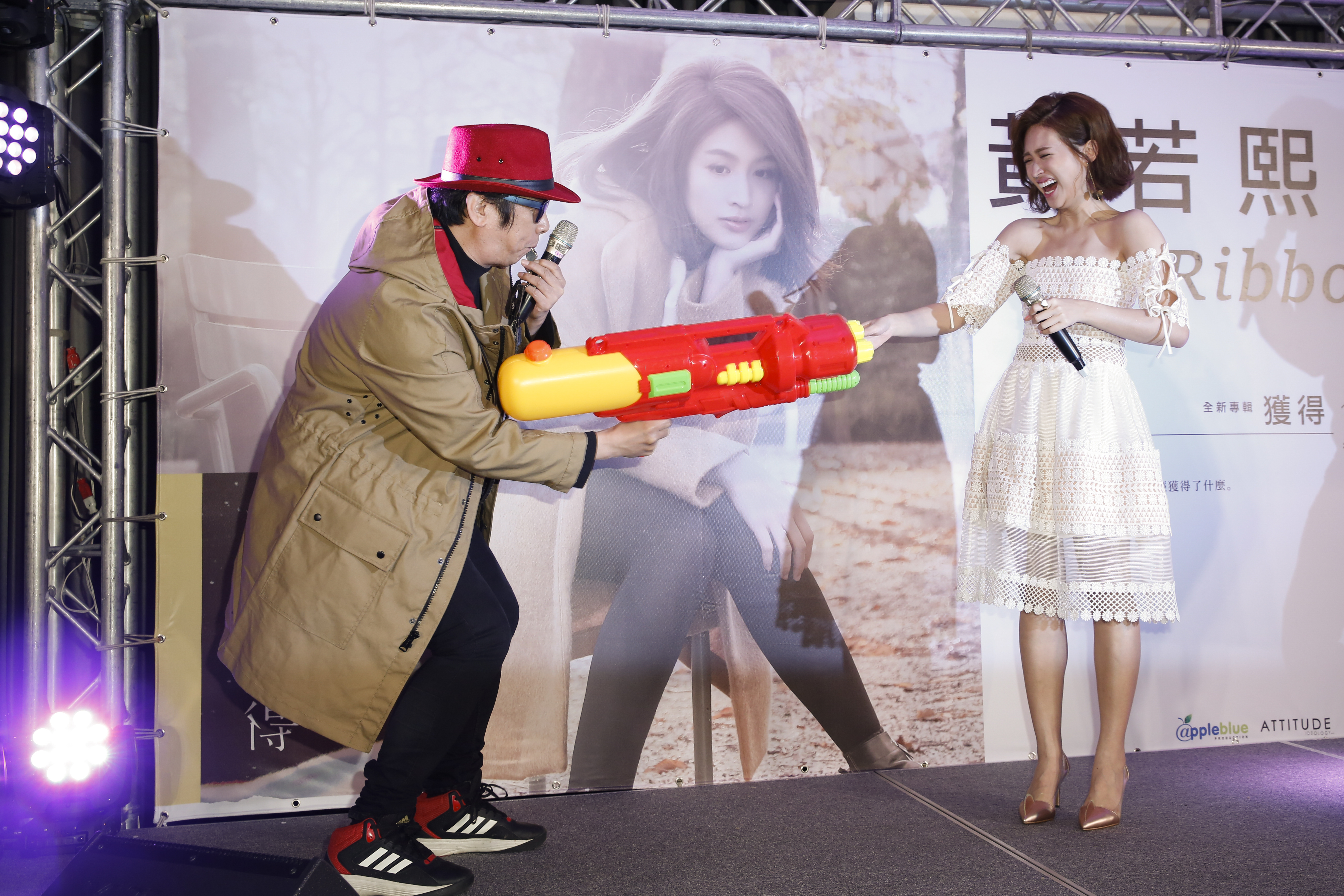 曹西平為唱片新人黃若熙站台，拿著玩具衝鋒槍上台笑果十足。