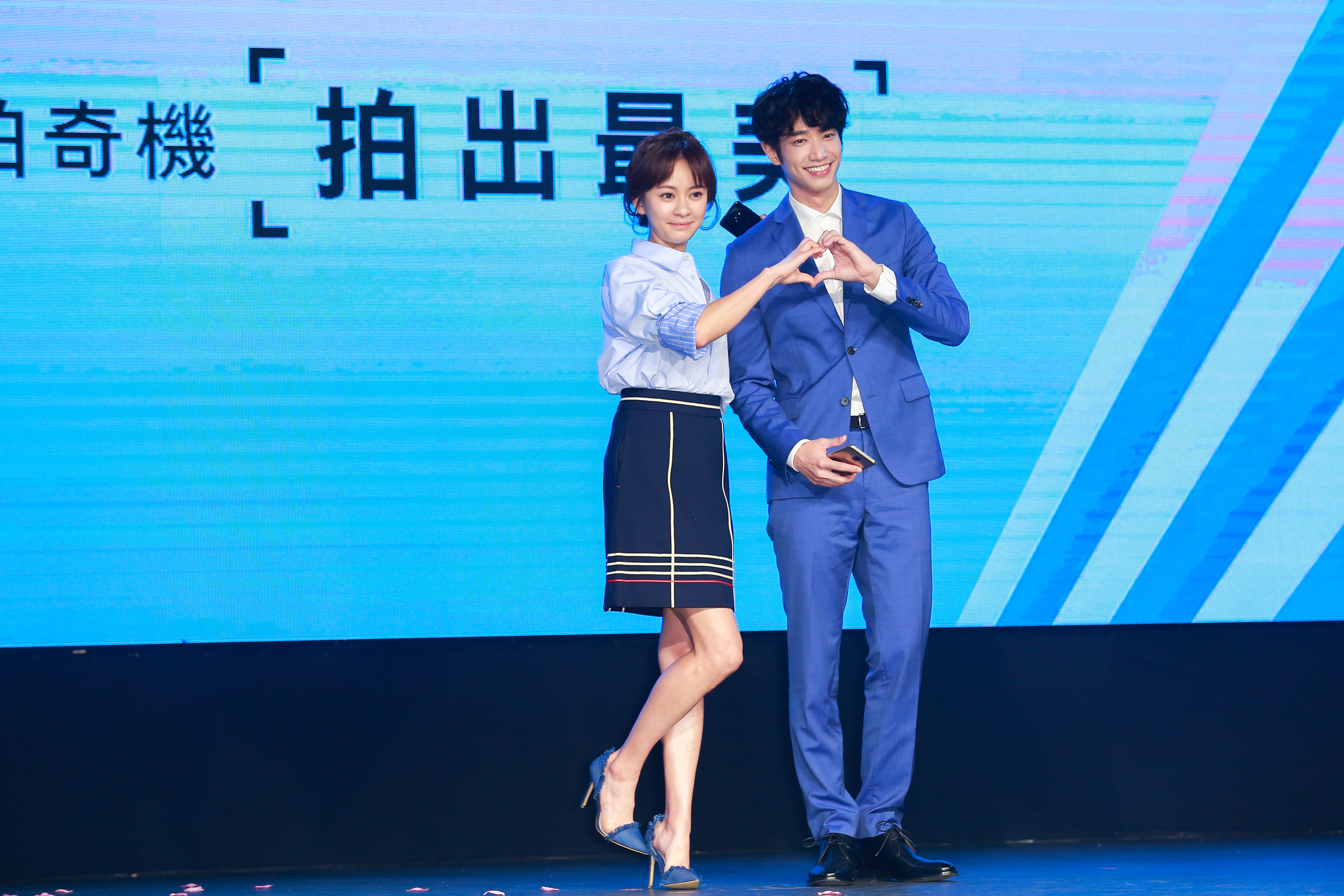陳意涵早先和已婚的修杰楷合照,雙臂環抱對方,被很多網友批評不適當,當天受訪時她鄭重道歉。