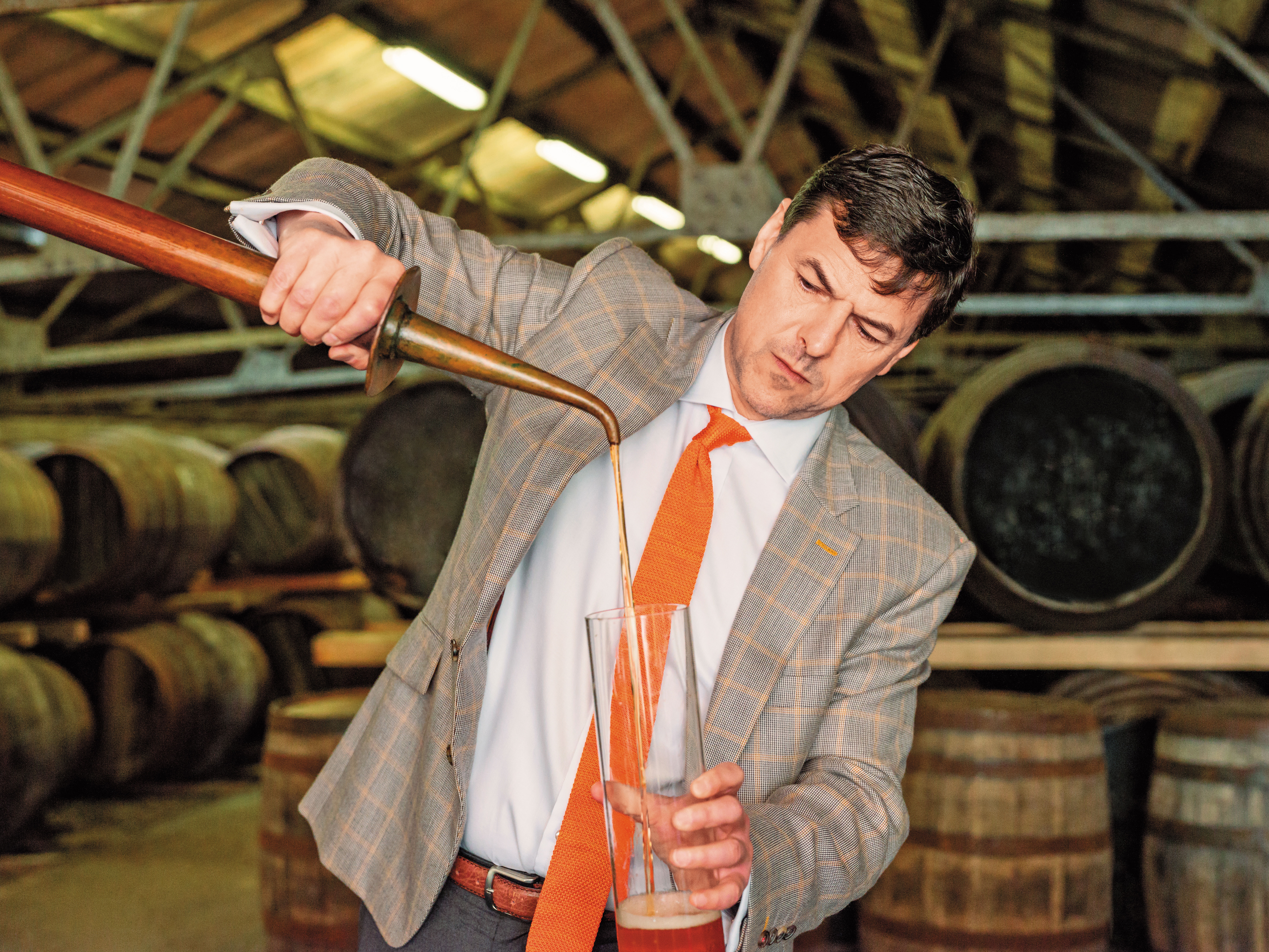 總製酒師比爾・梁斯敦博士在酒廠親自品飲威士忌成品，其對威士忌的風味有著出眾的知識與天賦。