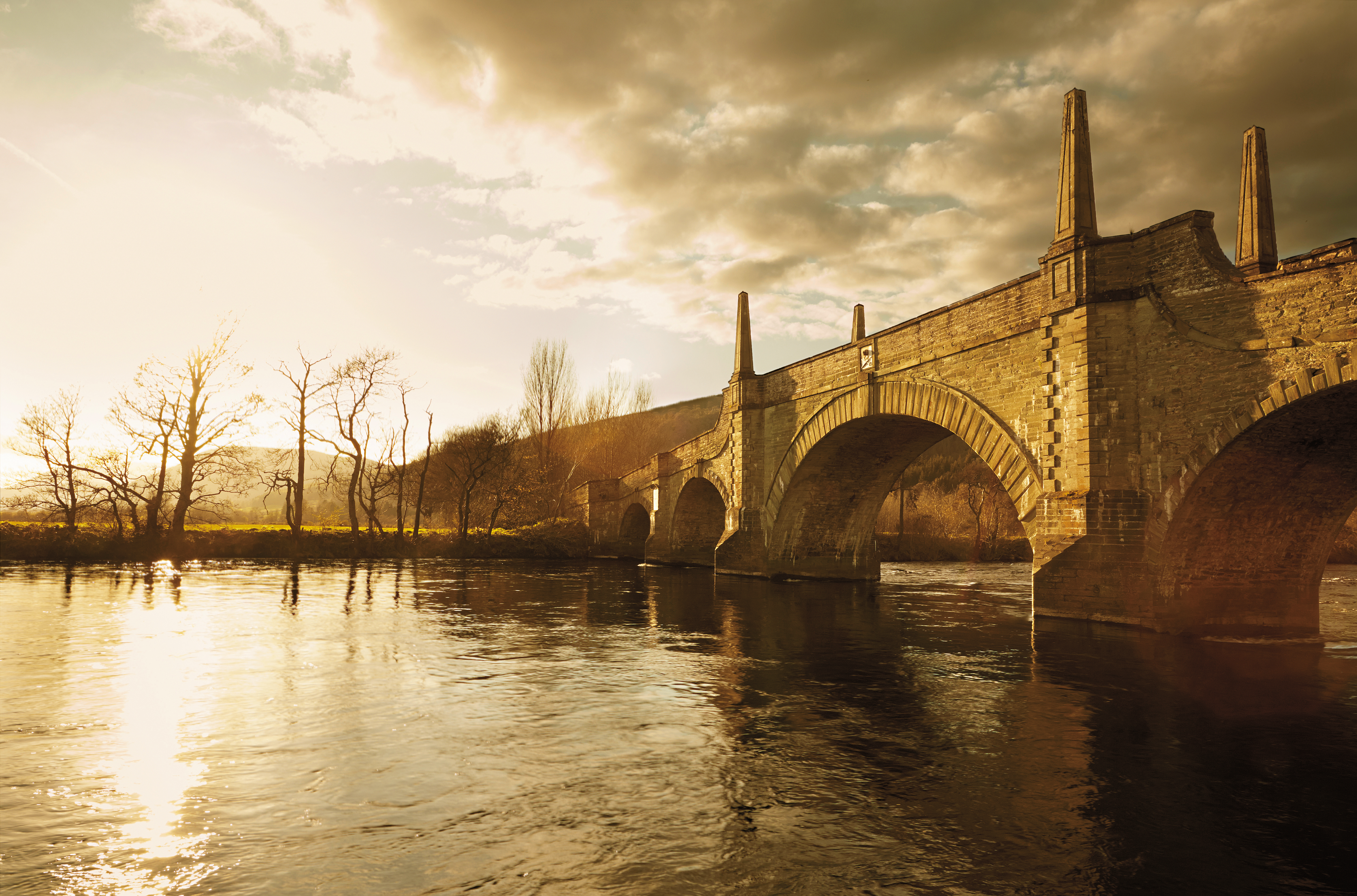 艾柏迪酒廠位於蘇格蘭伯斯郡的小鎮艾柏迪，享有皮提里河與泰河的豐沛水源。據說艾柏迪（Aberfeldy）這個地名的由來，便是源自於蓋爾語的「水神之池」（Abair Phaellaig）。