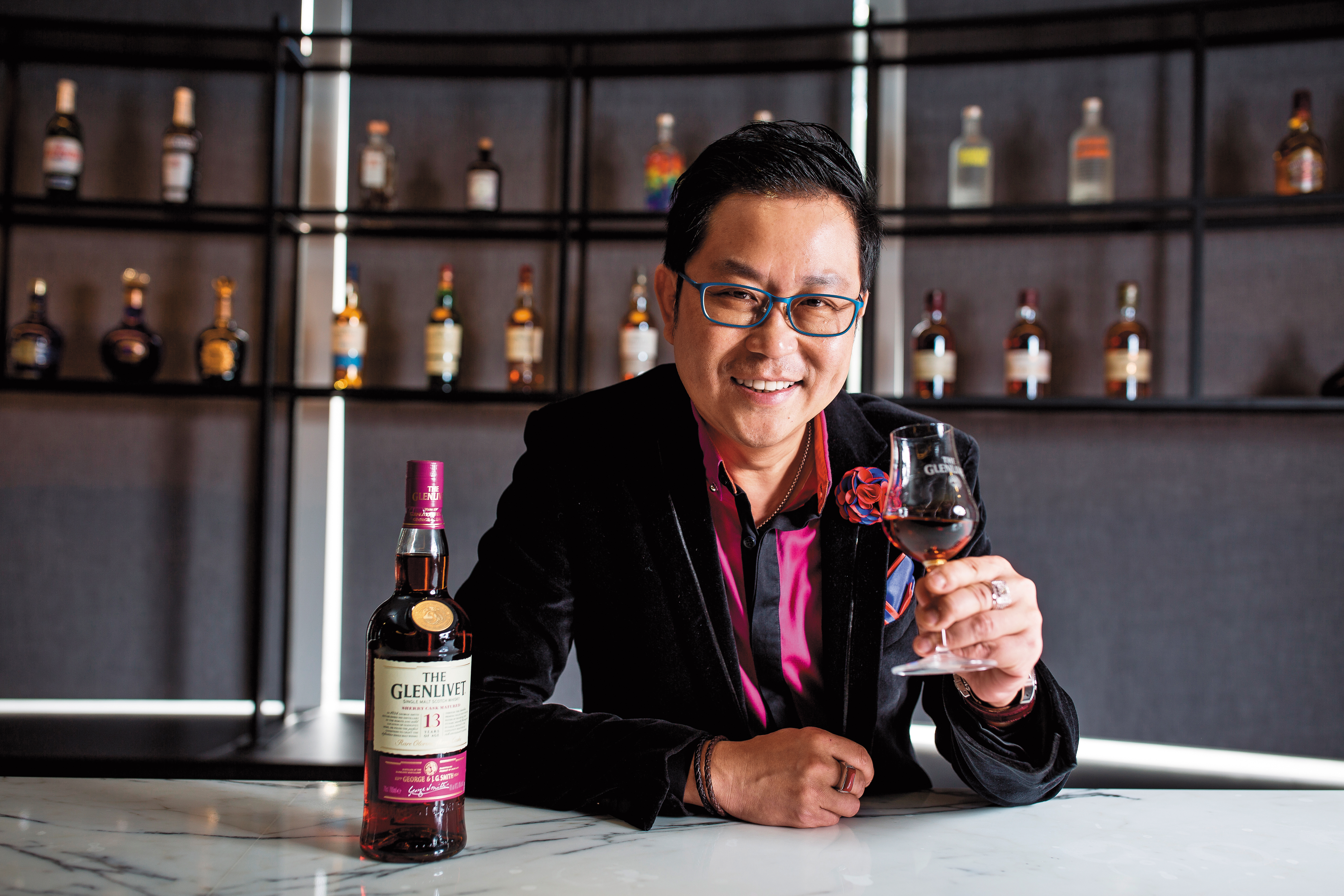 知道採訪當天會品嘗剛空運來台的格蘭利威13年100%雪莉桶，王德勤就穿了一件紫紅色的襯衫配上胸花，來烘托該酒款的紫紅金包裝。