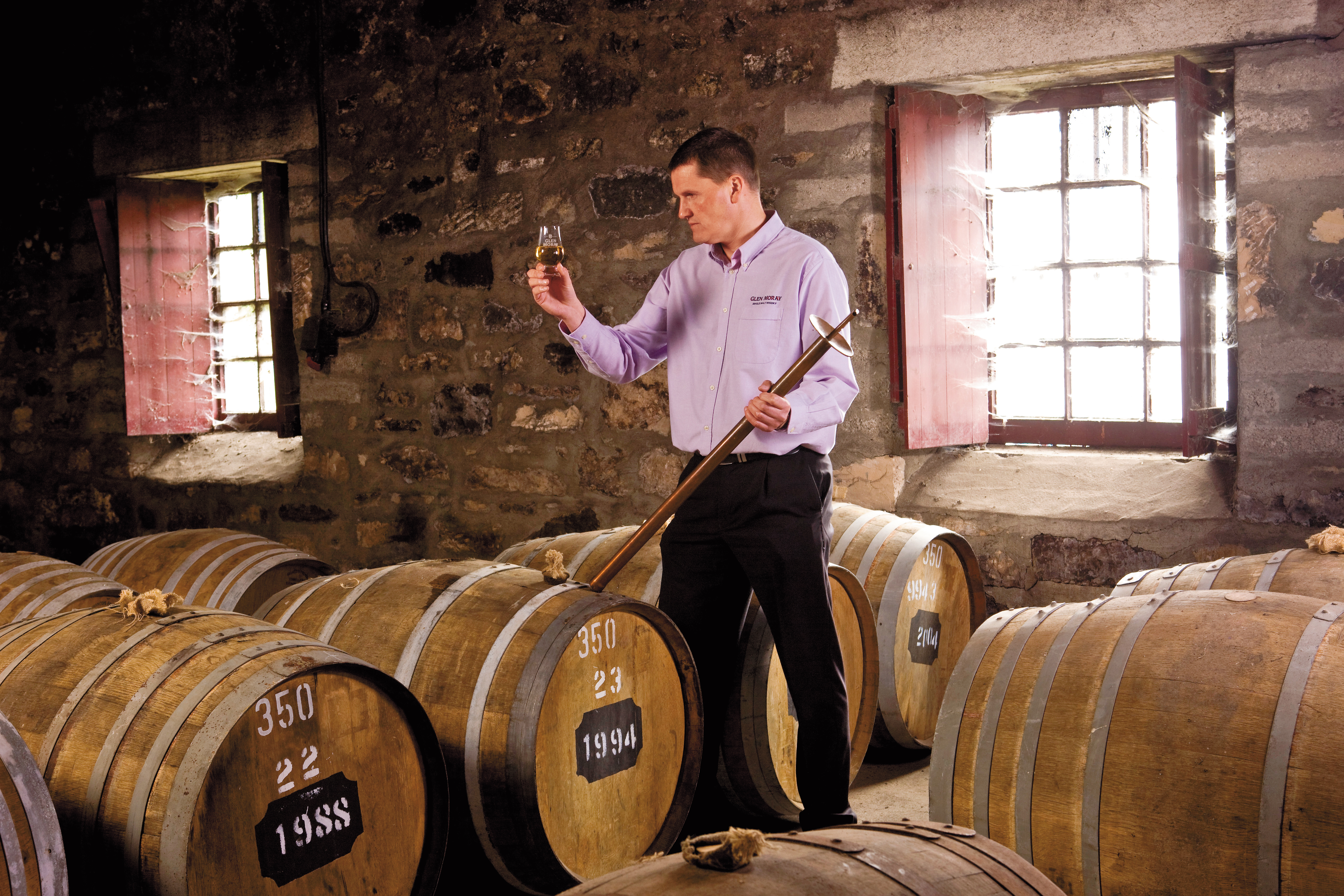 雷伯5號首席調酒師Graham Coul，將斯佩賽產區怡人滑順的格蘭莫雷原酒大量帶進了雷伯5號裡。