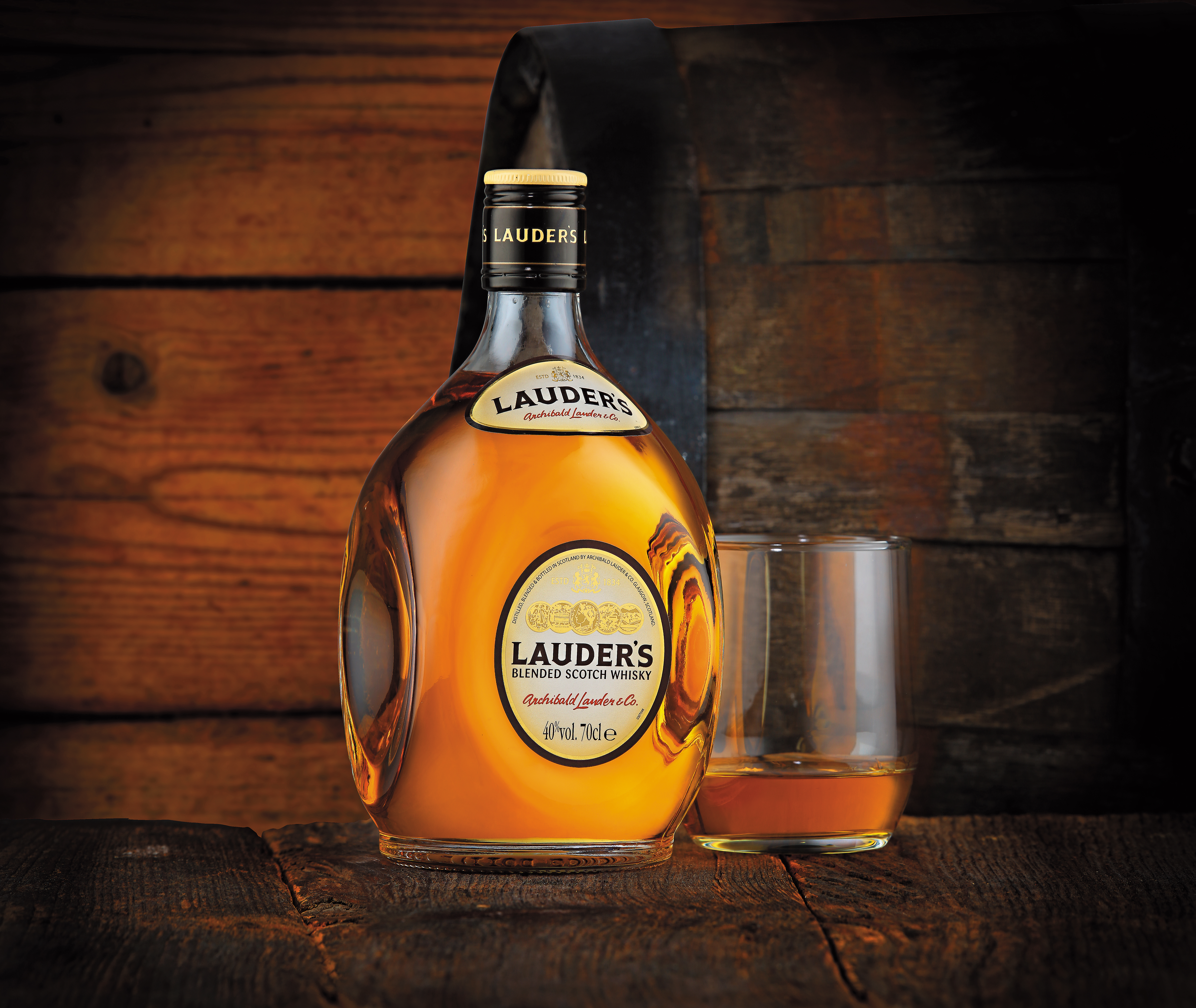 勞德老爺最經典的酒款Finest，採用高達85% 的麥芽原酒調製，酒感醇厚紮實，更獲得2014年IWSC的銀牌獎。