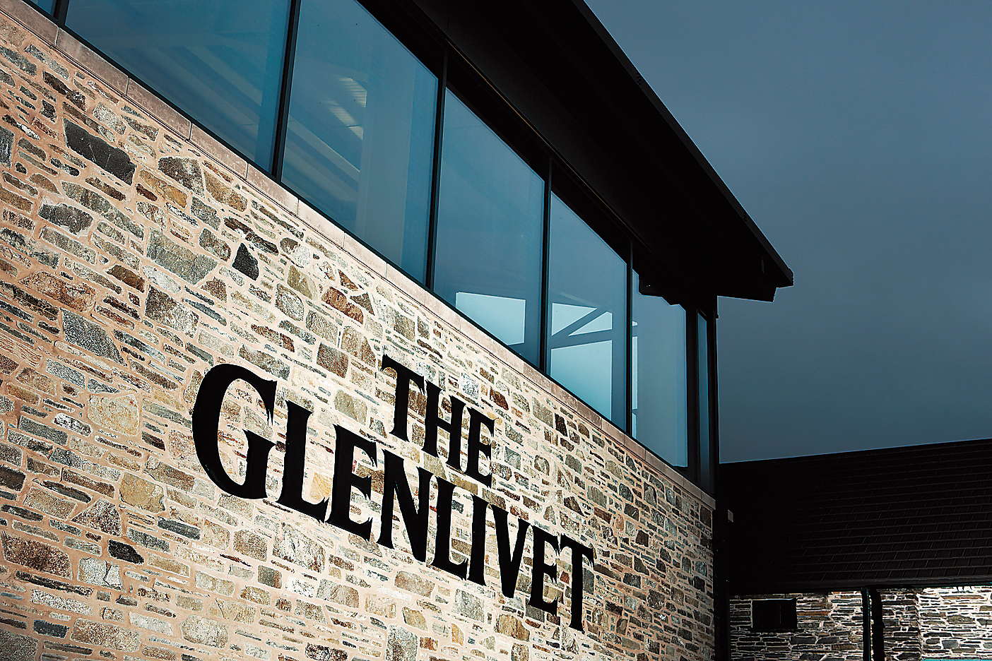 格蘭利威（Glenlivet）原本是個地理名詞，蓋爾語的意思就是「利威河流過的山谷區域」，加上了「The」，就成為第一家在斯佩賽區取得合法酒廠執照的格蘭利威酒廠。