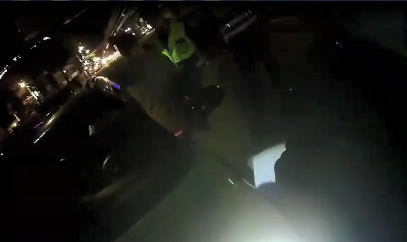 陳喬恩闖紅燈被警方攔查,發現她有酒駕。(翻攝畫面)