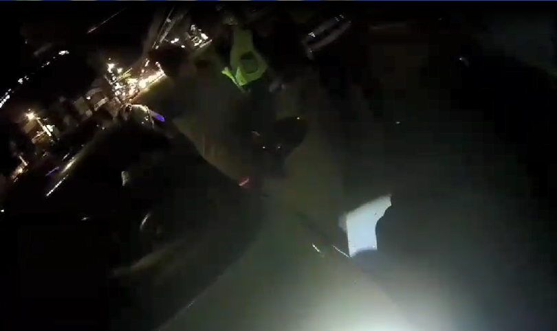 陳喬恩闖紅燈被警方攔查，發現她有酒駕。（翻攝畫面）