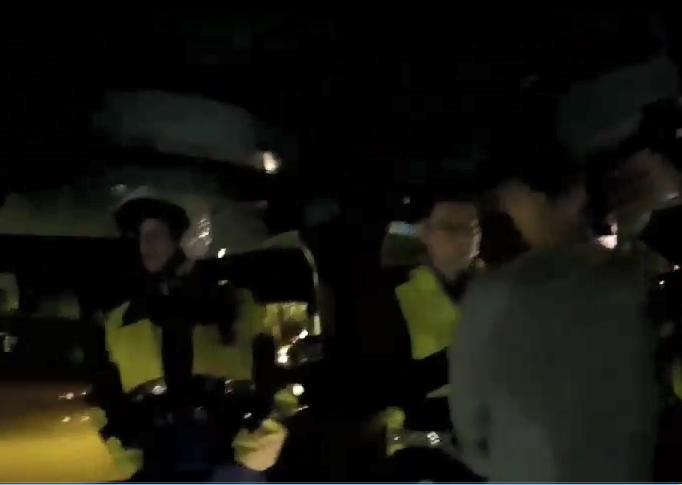 陳喬恩闖紅燈被警方攔查,發現她有酒駕。(翻攝畫面)