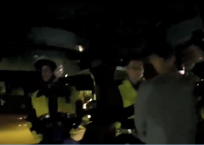 陳喬恩闖紅燈被警方攔查，發現她有酒駕。（翻攝畫面）