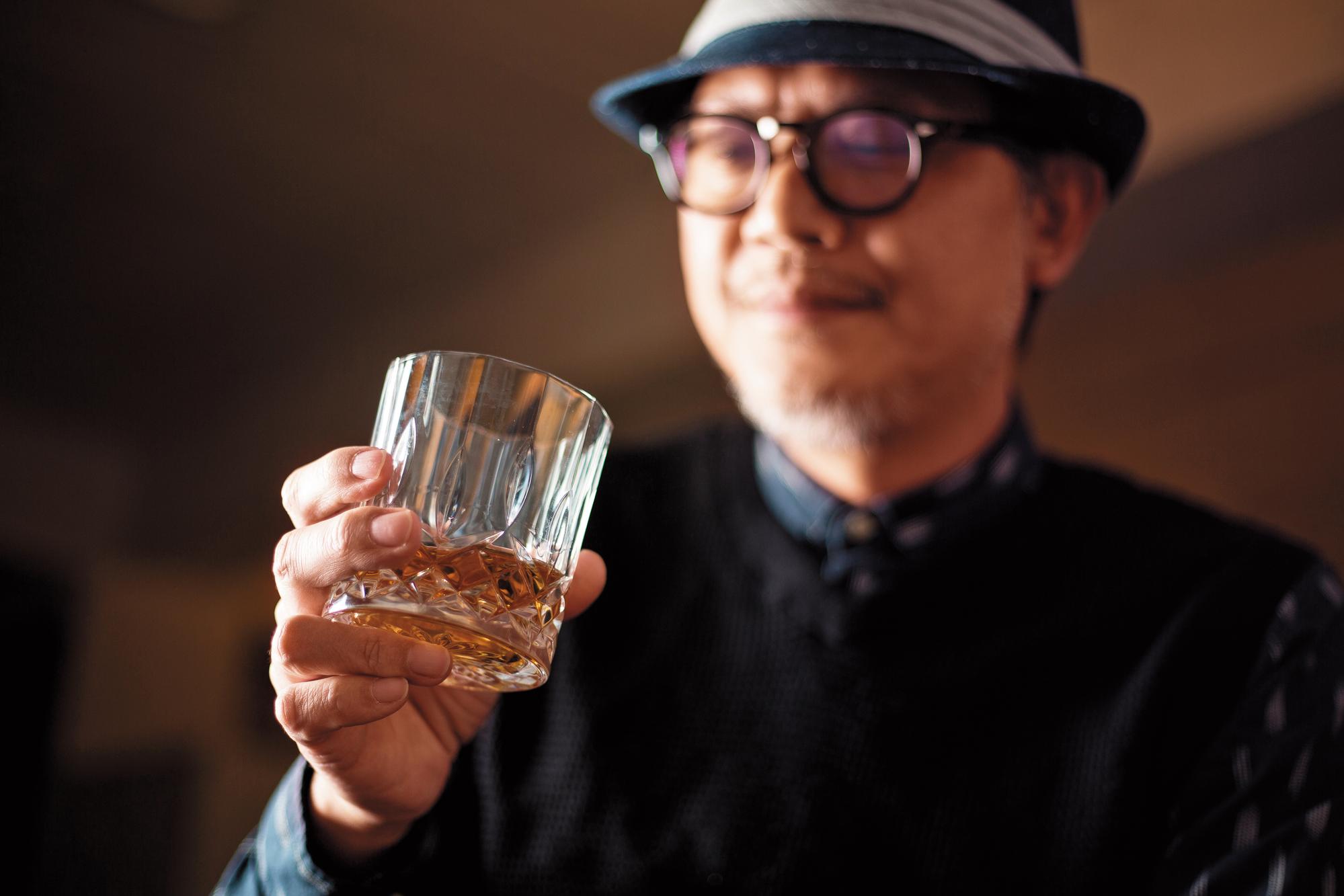 威士忌杯中的乾坤滋味,走遍大江南北、地球各處的工頭堅,點滴在心頭。