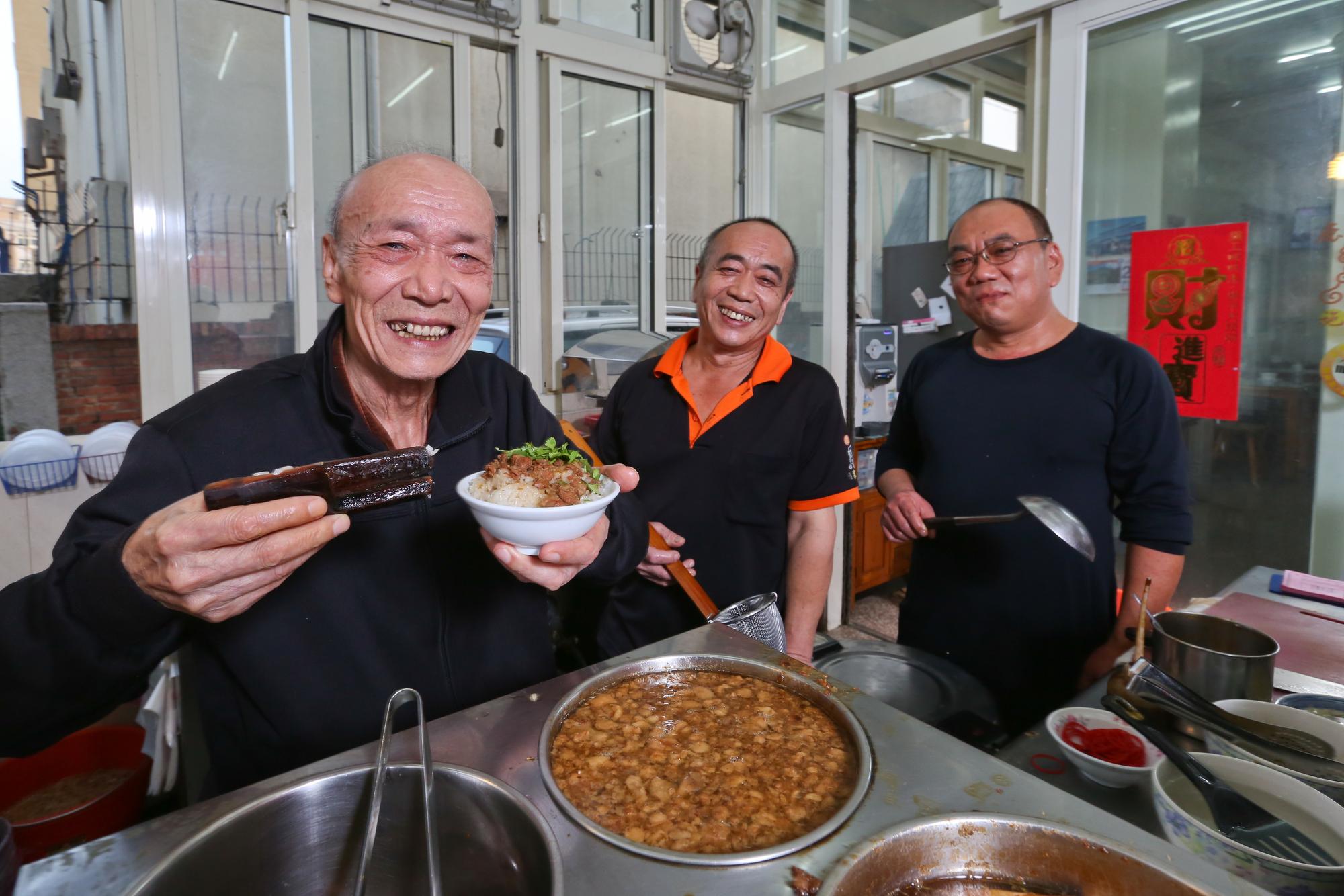 施世揚(左)的米糕沿襲南部做法,長子施慶昇與次子施明裕傳承父親的手藝,各自在鹿港有間店。