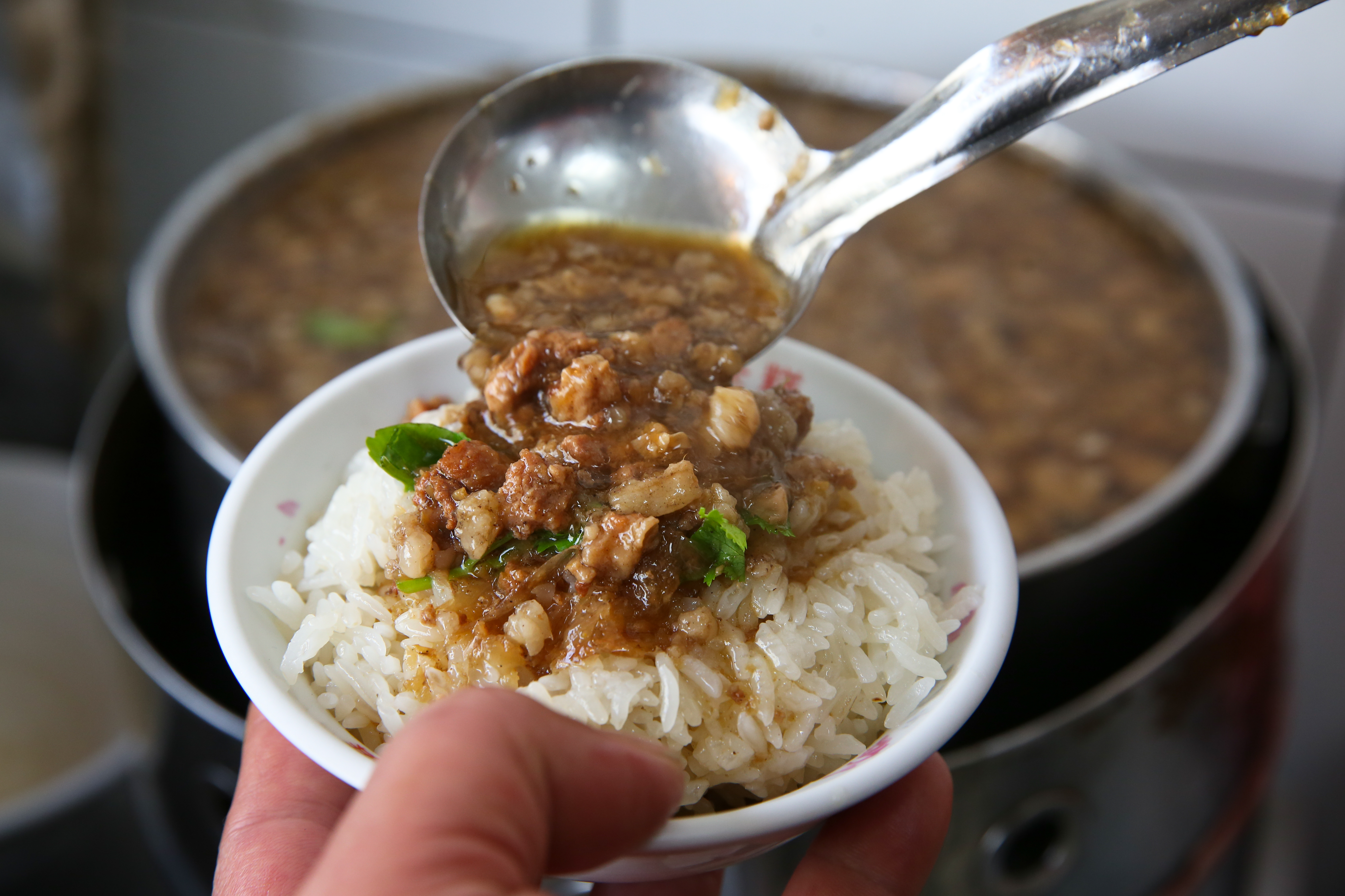 雖有周氏蝦捲創辦人傳授肉燥做法，但施世揚因應鹿港人喜好，調整肉燥的肥瘦肉比例，作為米糕醬汁香氣主要來源。