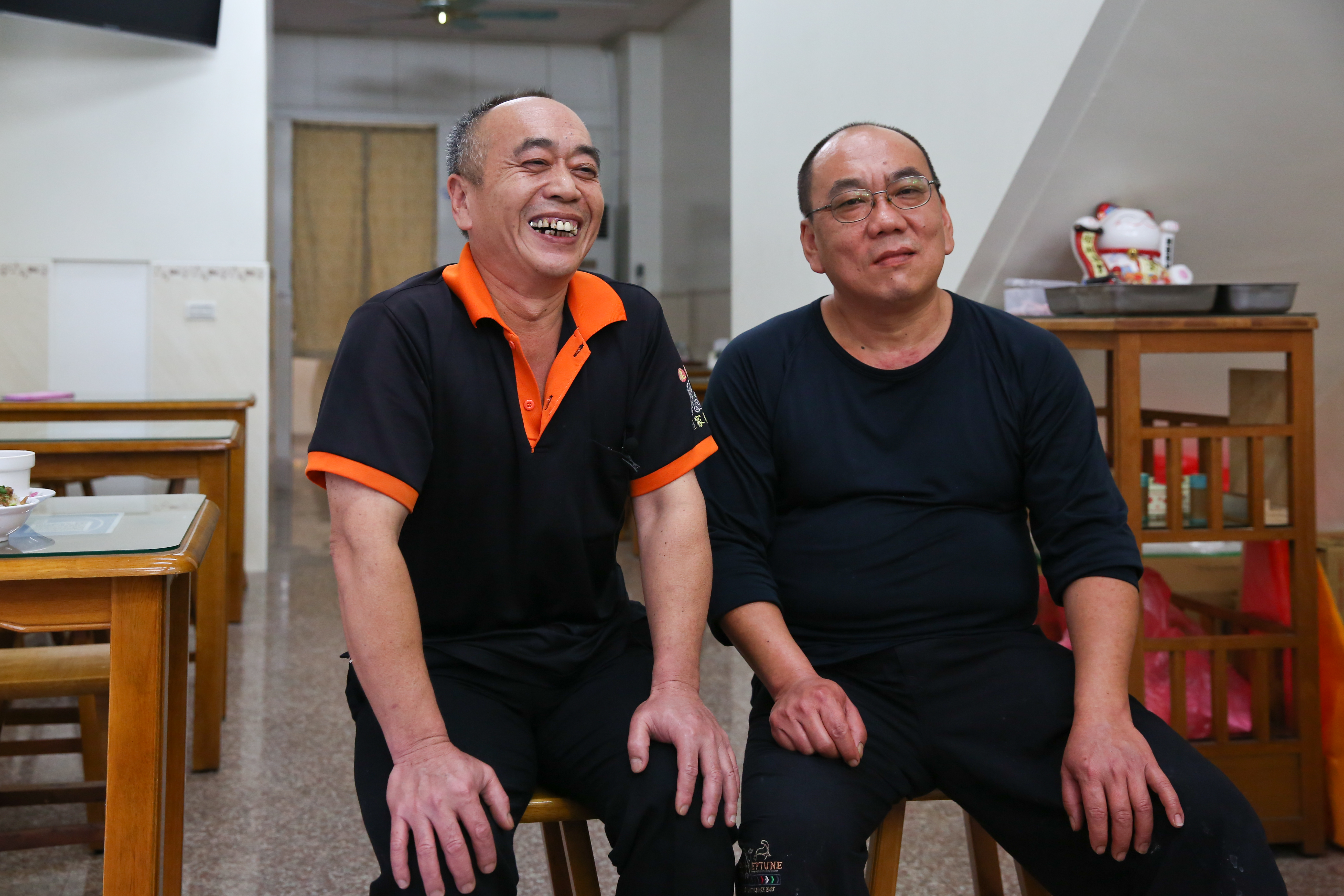 父親因車禍截肢被迫提早退休，施慶昇（左）與施明裕（右）2兄弟陸續返家接下家業，維持家計。