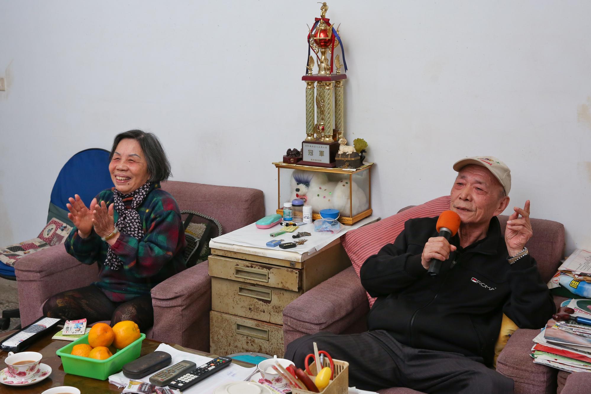施世揚夫妻退休後，閒暇時會唱卡拉ok自娛。