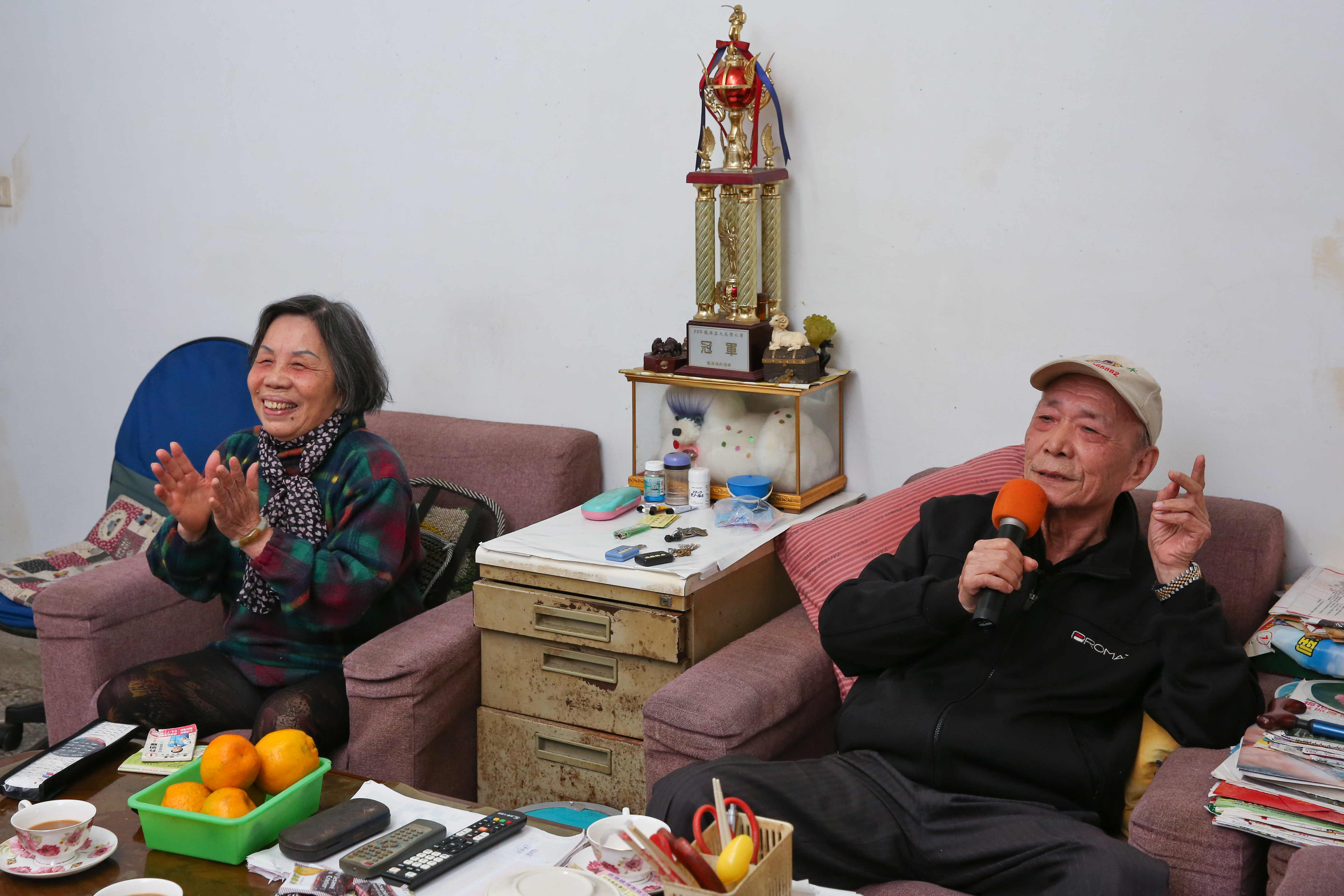 施世揚夫妻退休後，閒暇時會唱卡拉ok自娛。