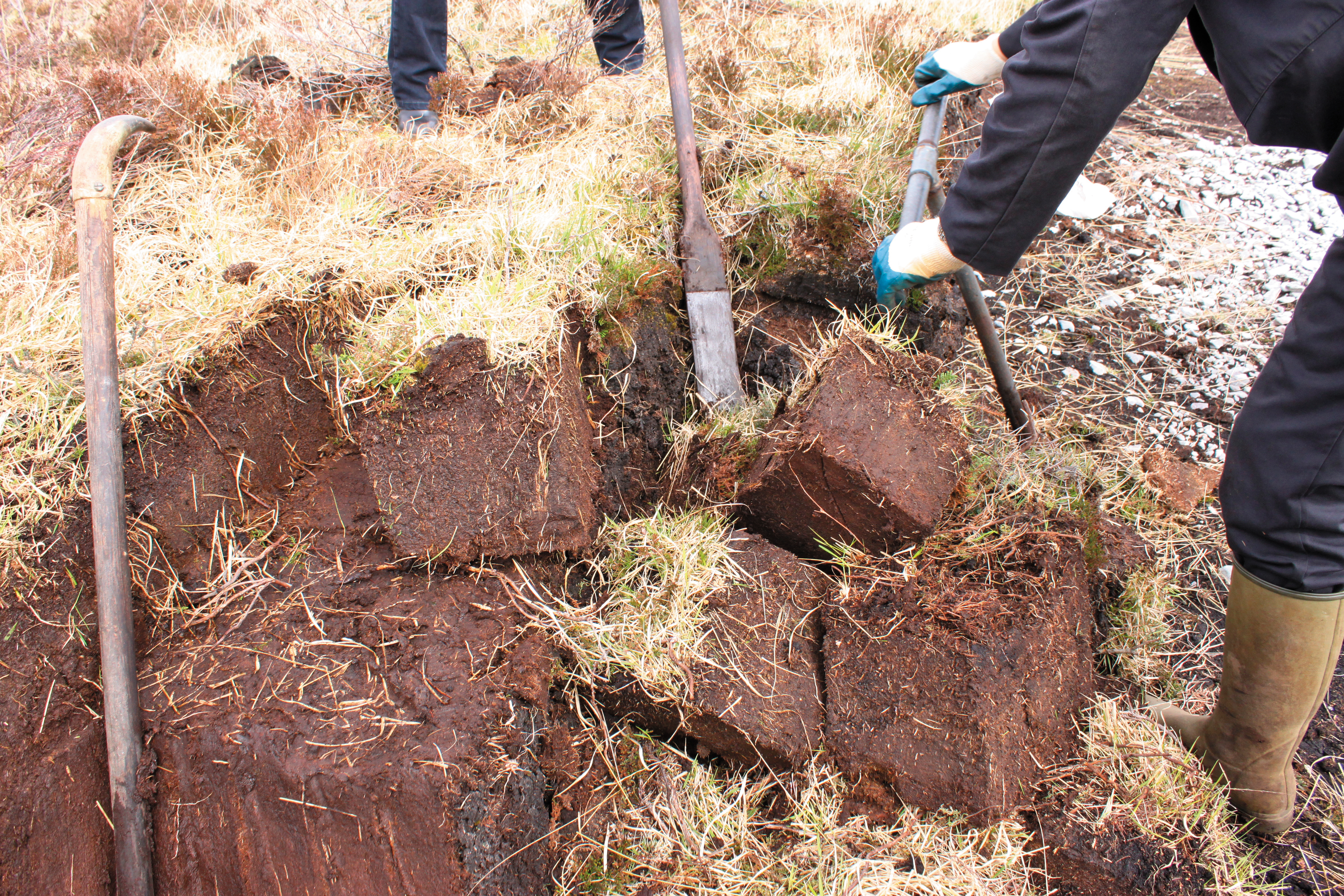 開採泥煤田有許多工具，而傳統人工開挖的方式，頗為費力。
