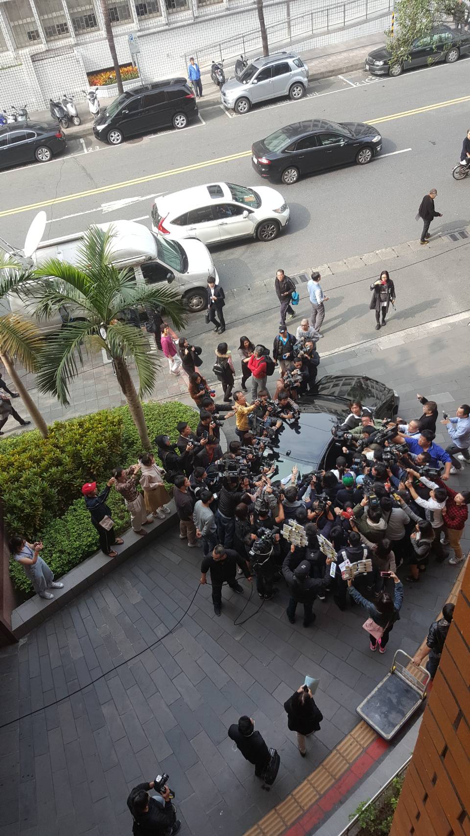 陳喬恩步出北檢時,引起現場一陣騷動。
