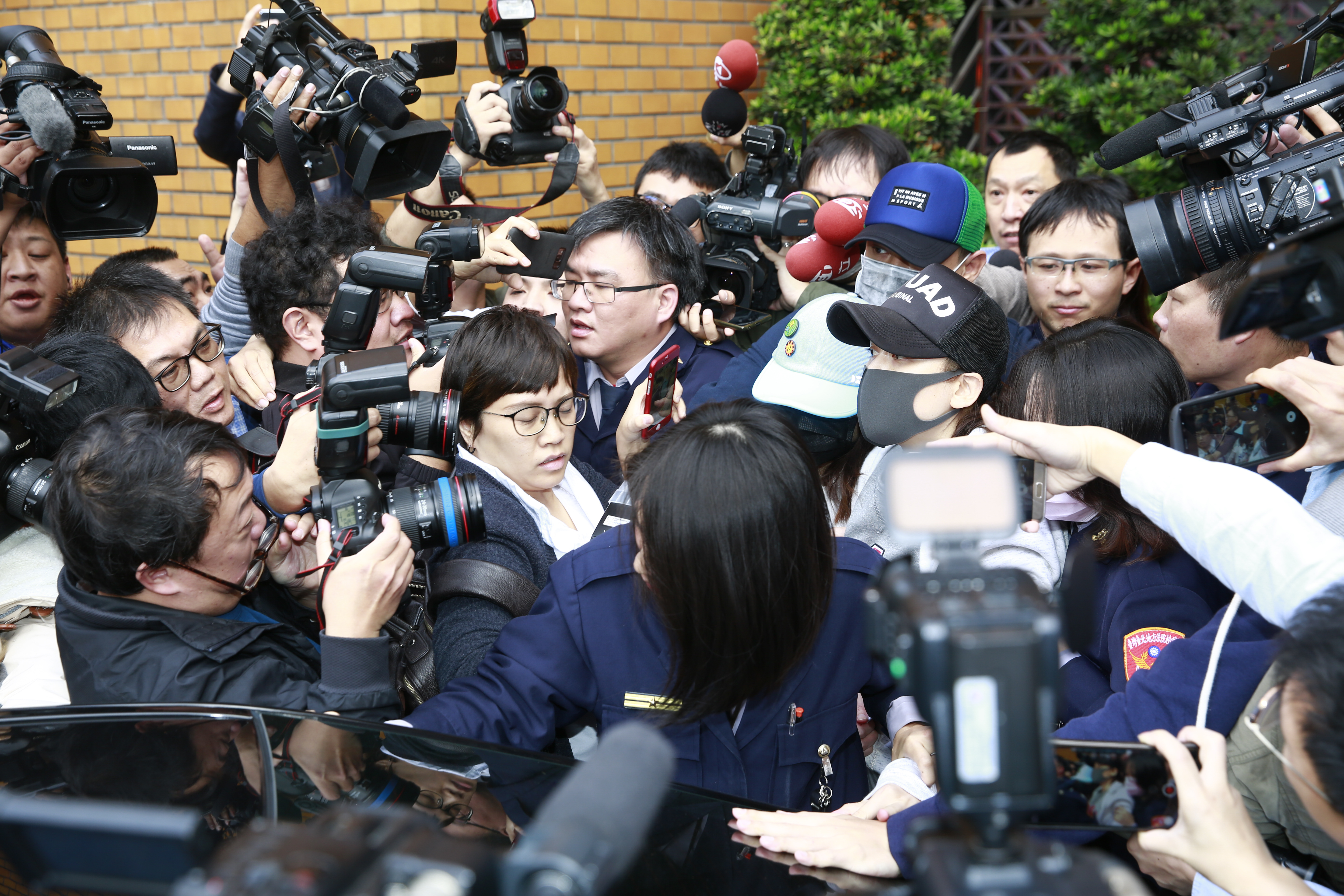 藝人陳喬恩（戴黑帽者）因酒駕被移送台北地檢署，檢察官諭令以10萬元交保。