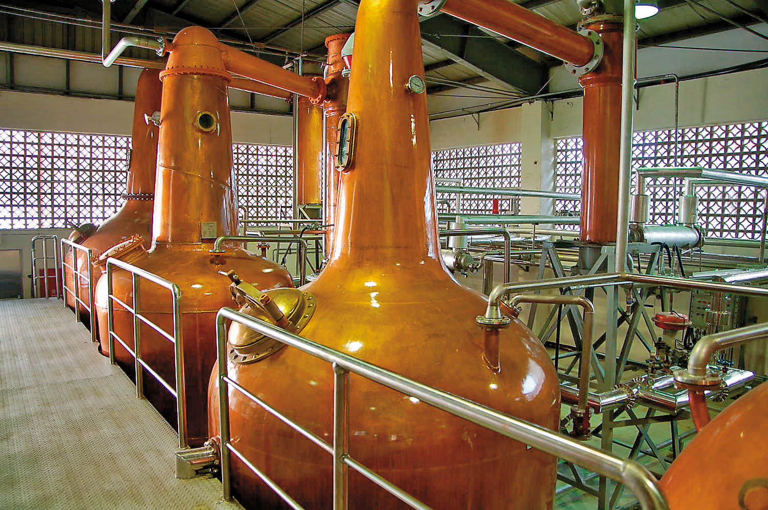 南投酒廠興建威士忌蒸餾廠，向英國訂製銅製壺式蒸餾器。