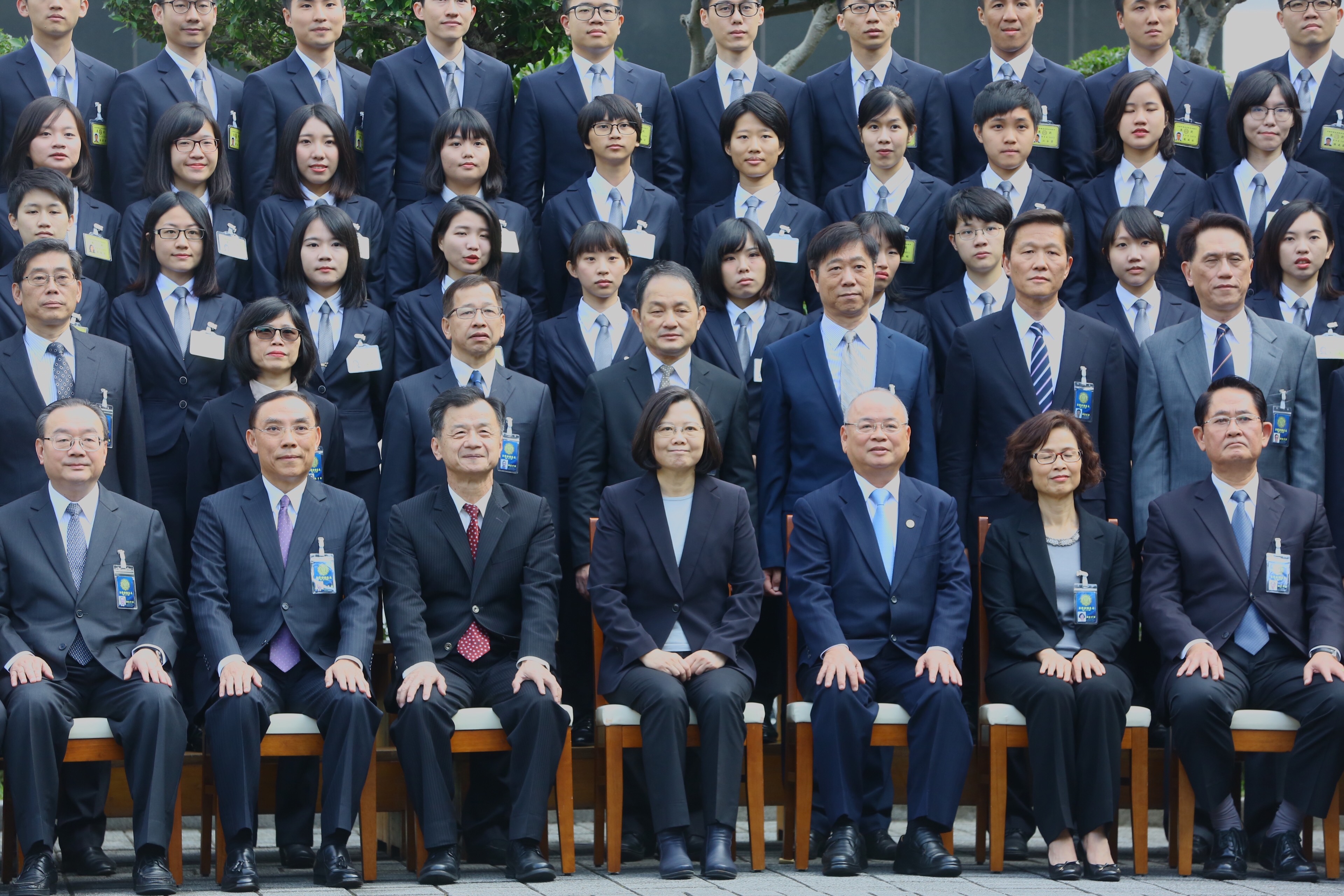 蔡英文與新進調查官合照留影。