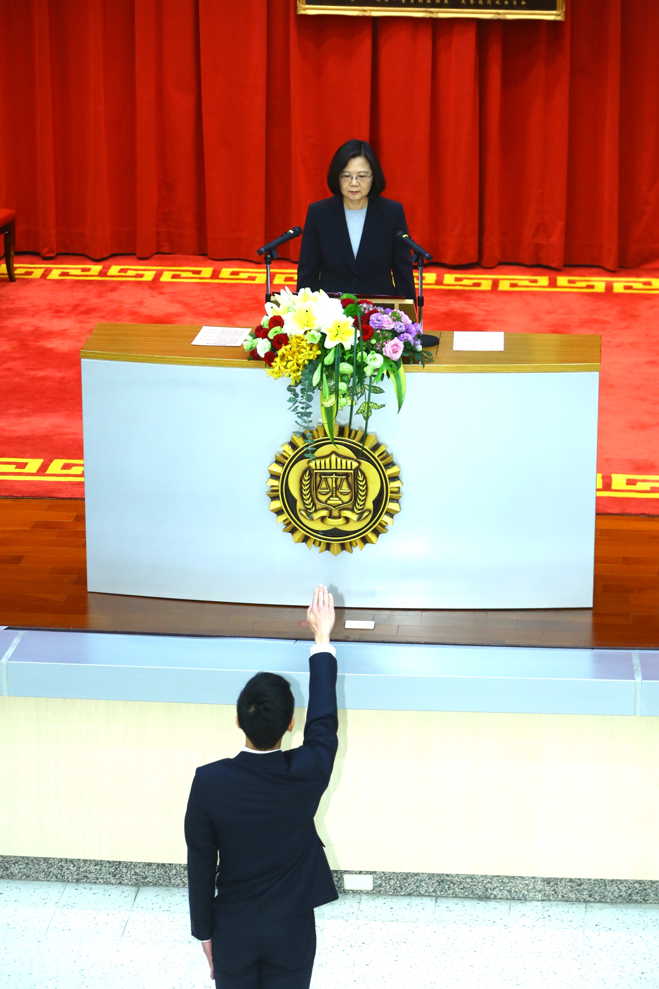 調查官代表宣誓就職上任,蔡英文期許為國肩負重責。