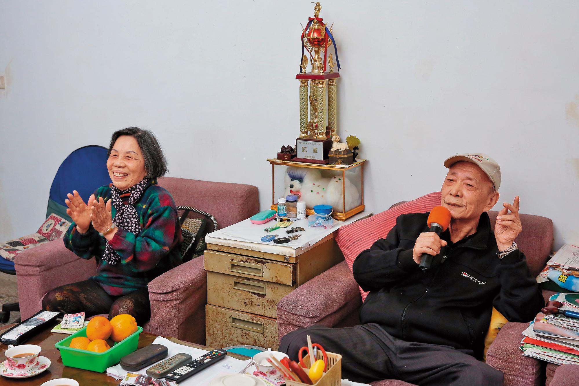 施世揚夫妻退休後，閒暇時會唱卡拉OK自娛。